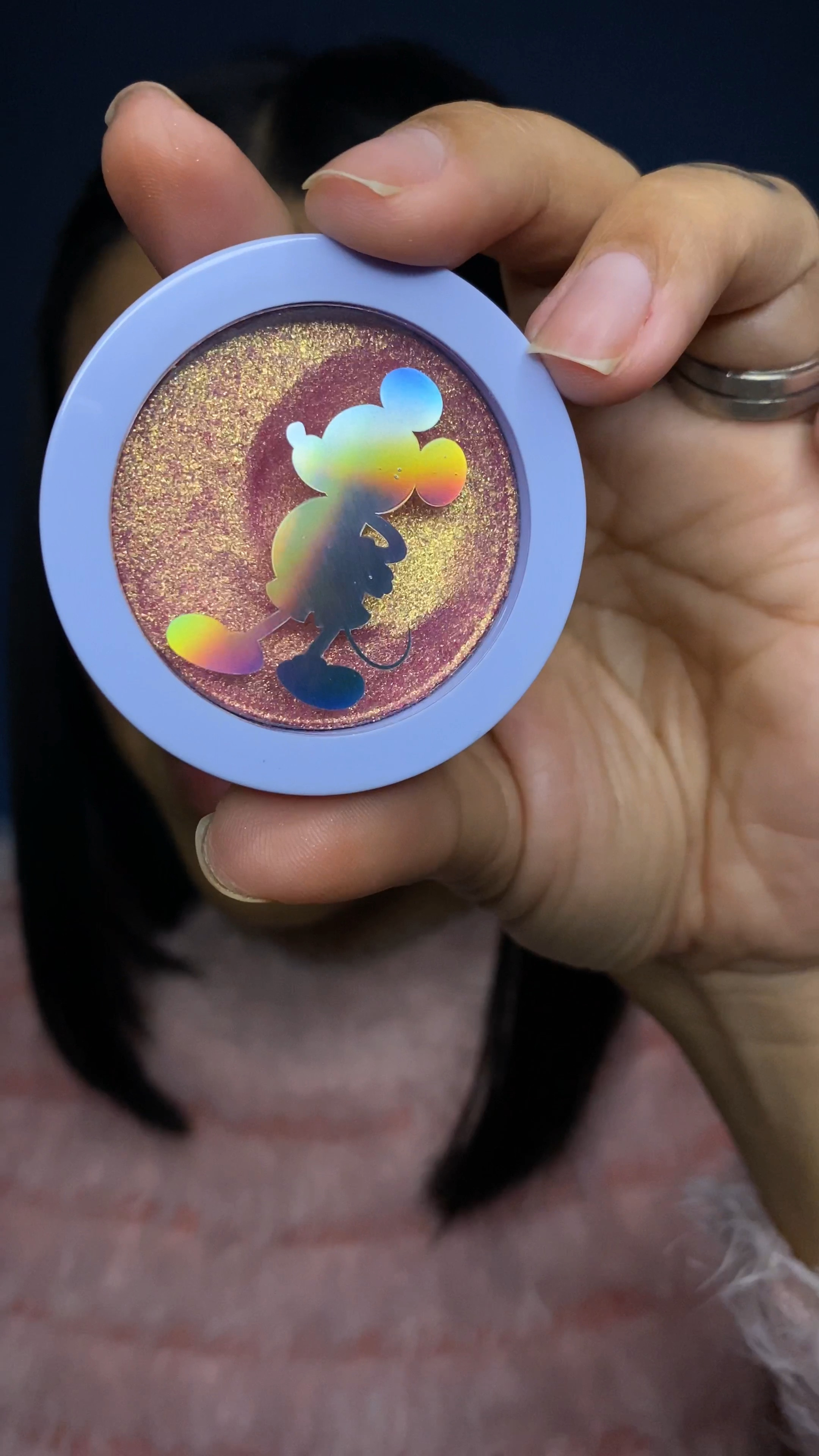 Essa sombra é linda demais, e mostrei no vídeo que vs pode usar como sombra, iluminador e até nos lábios 😍

#LTKbeauty #LTKbrasil