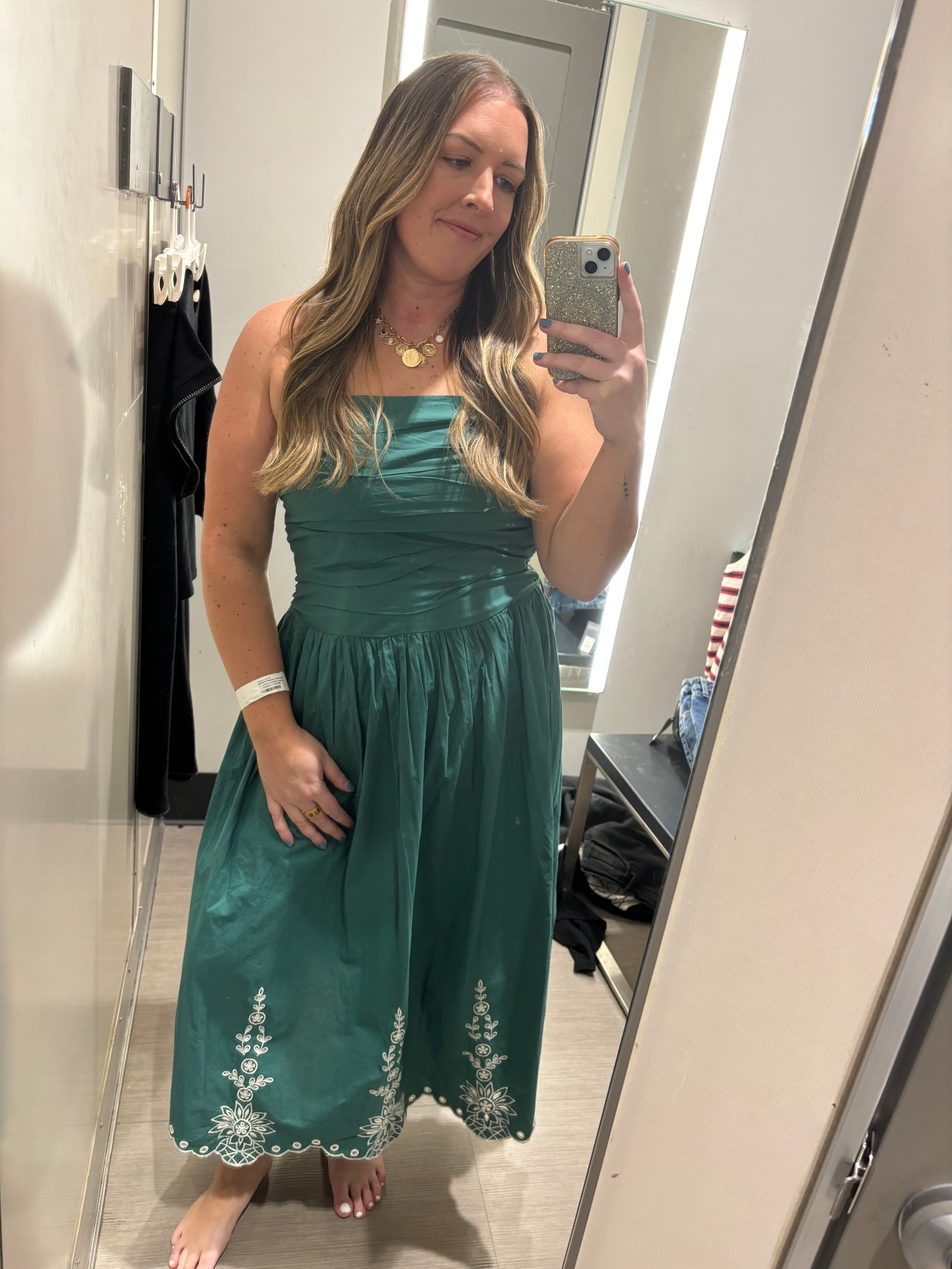 This dress is a MUST 💚 I cannot wait to wear it—so beautiful, so flattering. The green + the detail at the bottom… such a JEM💎