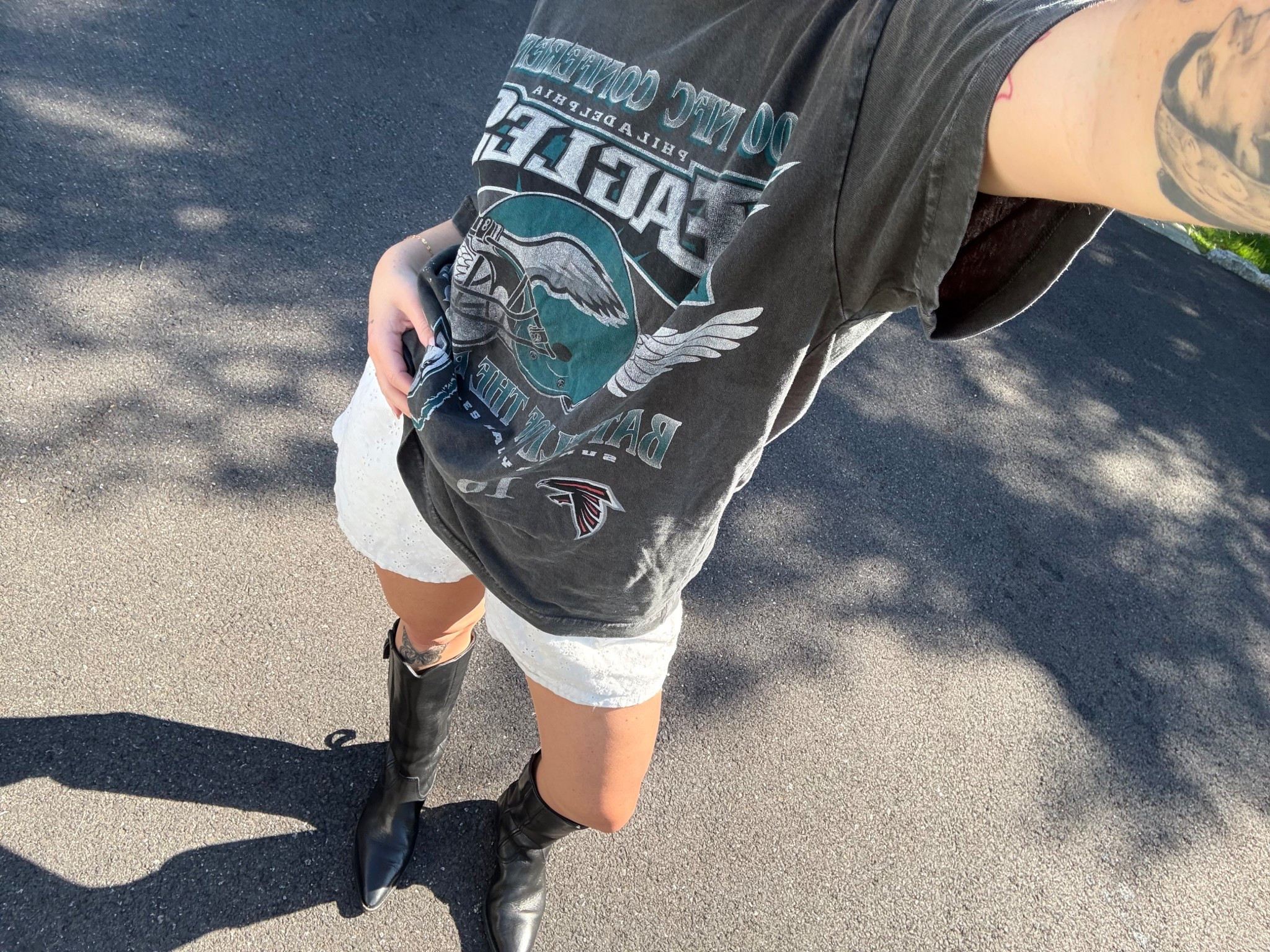 🦅💚

Shoes are free people!

Shorts are last season H&M but I tagged some options I would style with an oversized tee and boots! 

Tee is Abercrombie but I also tagged some other cute tees :)


#LTKStyleTip #LTKFindsUnder100 #LTKFindsUnder50