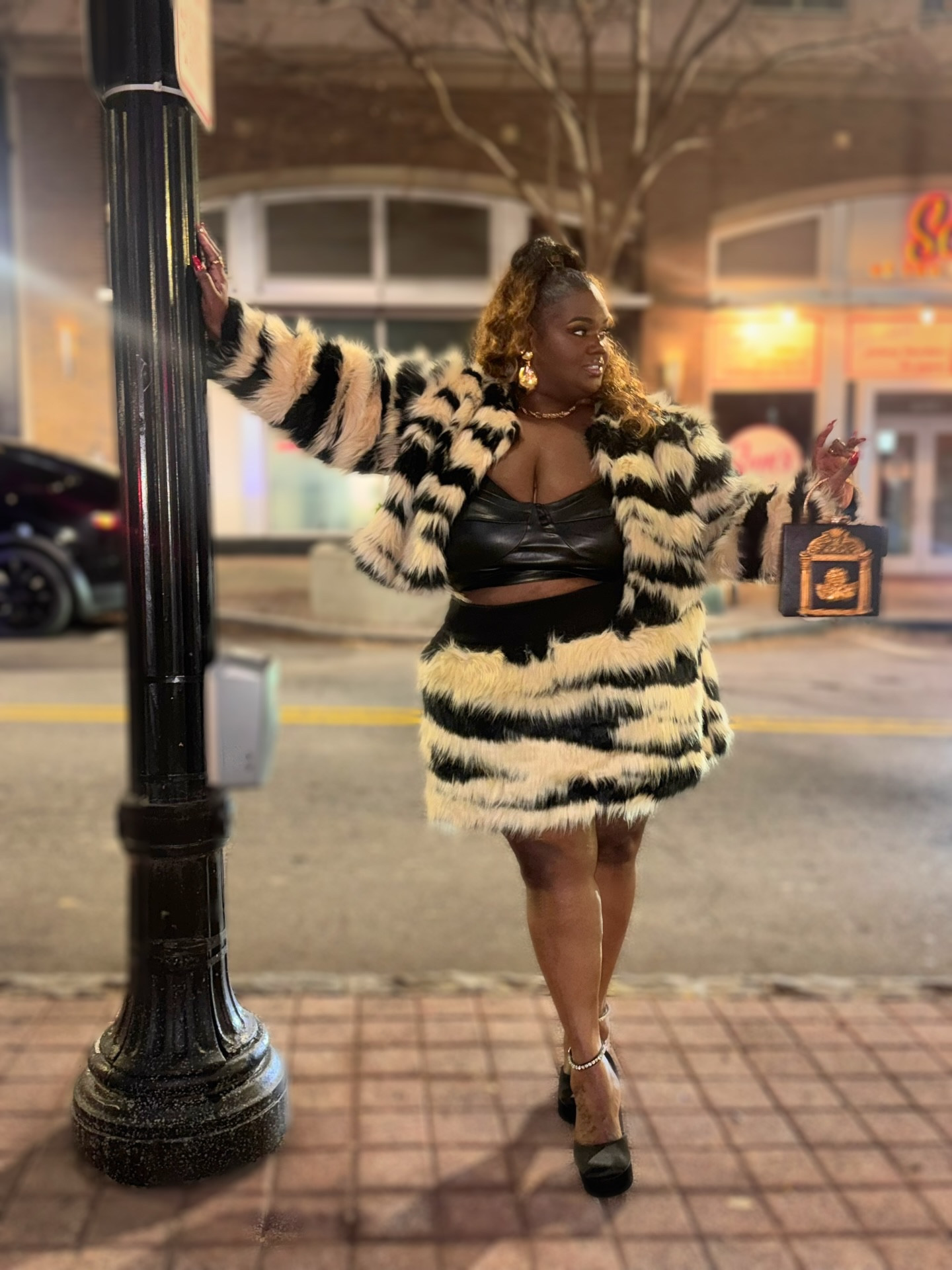 pretty brown, take you down 🤎

📸: @abeillecreations (follow my friend)

Dress:  @eloquii 
Shoes:  @torrid 
Accessories: @asos @shein_us 
Hair: @sensationnel_hair 

#PlusSizeFashion  #ATLNights #plusSizeBarbie #CurvyFashion