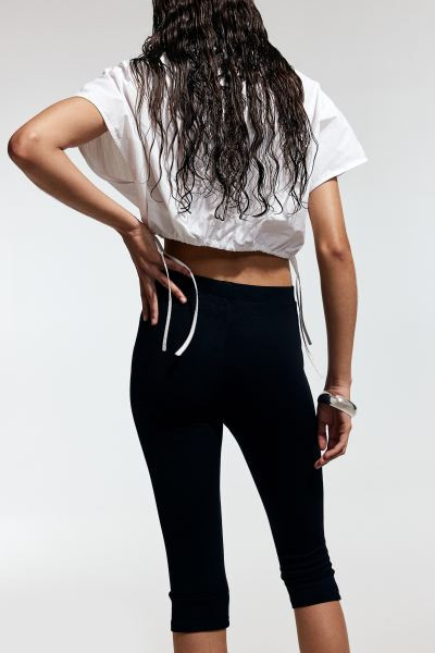 Capri leggings | H&M (UK, MY, IN, SG, PH, TW, HK)