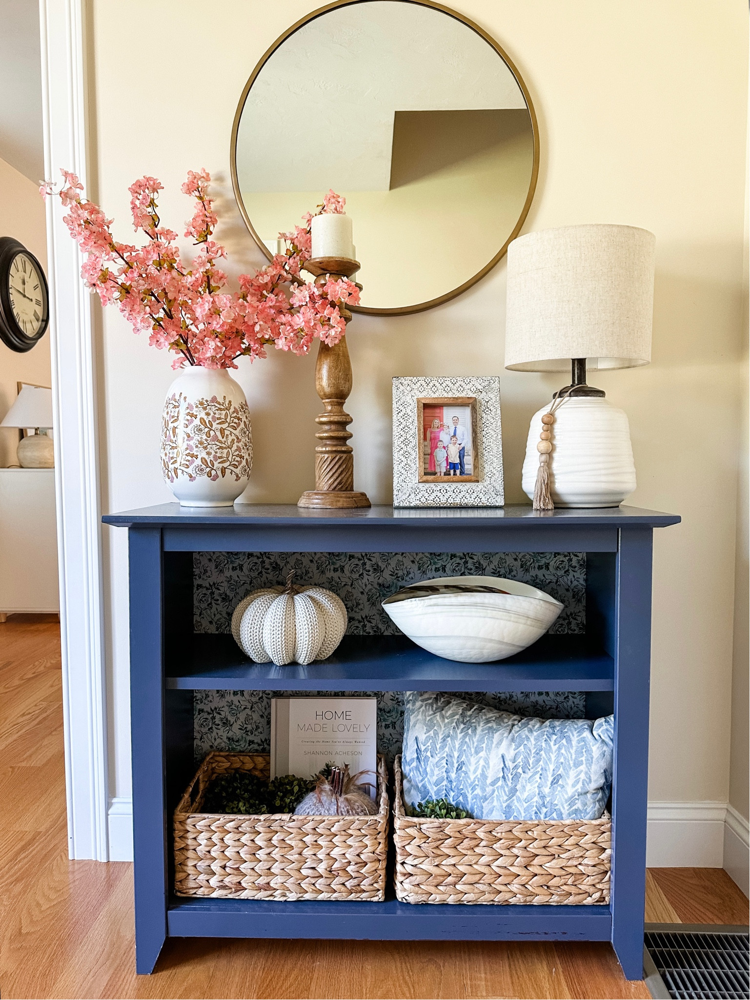 Fall entryway table 🍂  #entryway #entrywaytable #fallentry #falldecor #fallhome 

#LTKhome #LTKSeasonal #LTKsalealert