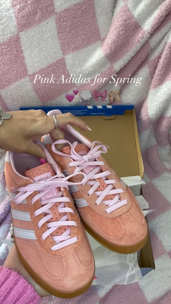 They’re so pretty for Spring! They run very big, I usually wear a 7 in sneakers, 7.5/8 in boots. I did a size 7 and to exchange for a 6.5. 🩰