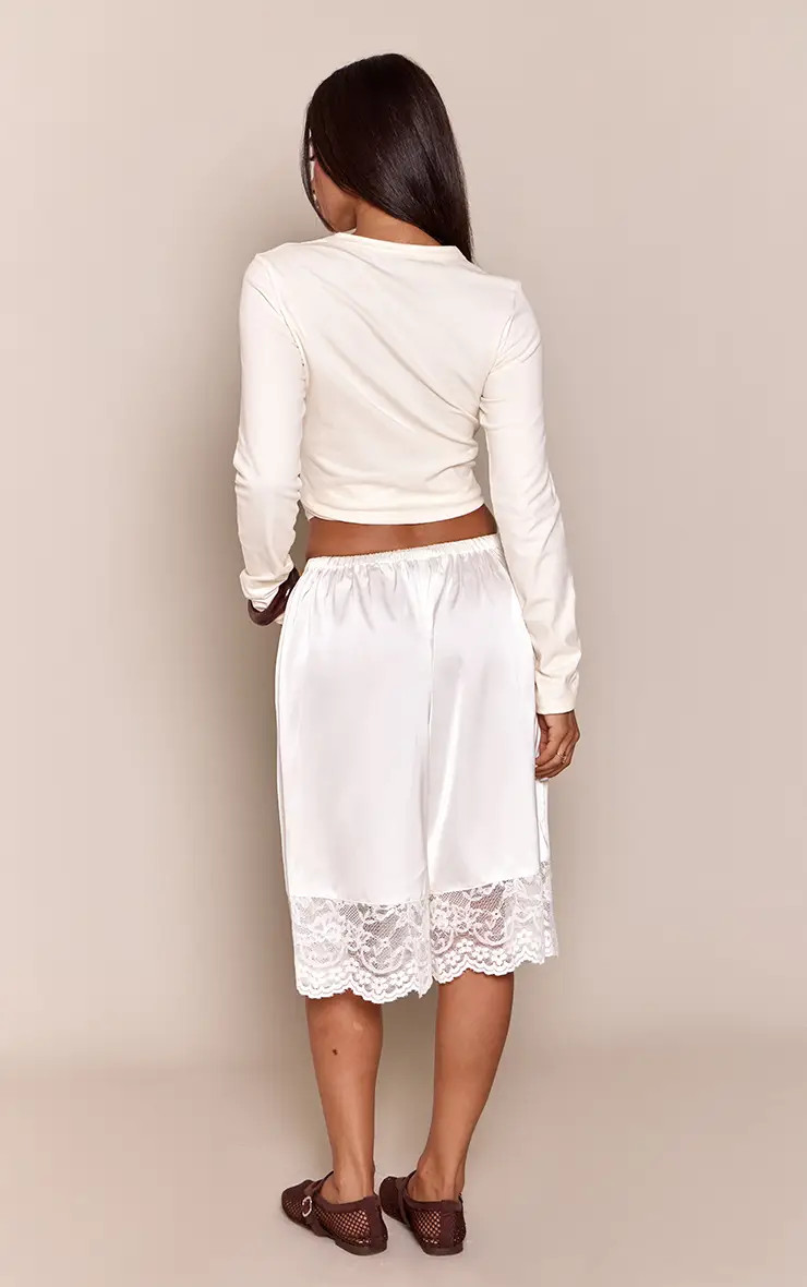 Cream Petite Satijnen Longline Shorts Met Kanten Details | PLT NL | Prettylittlething Netherlands