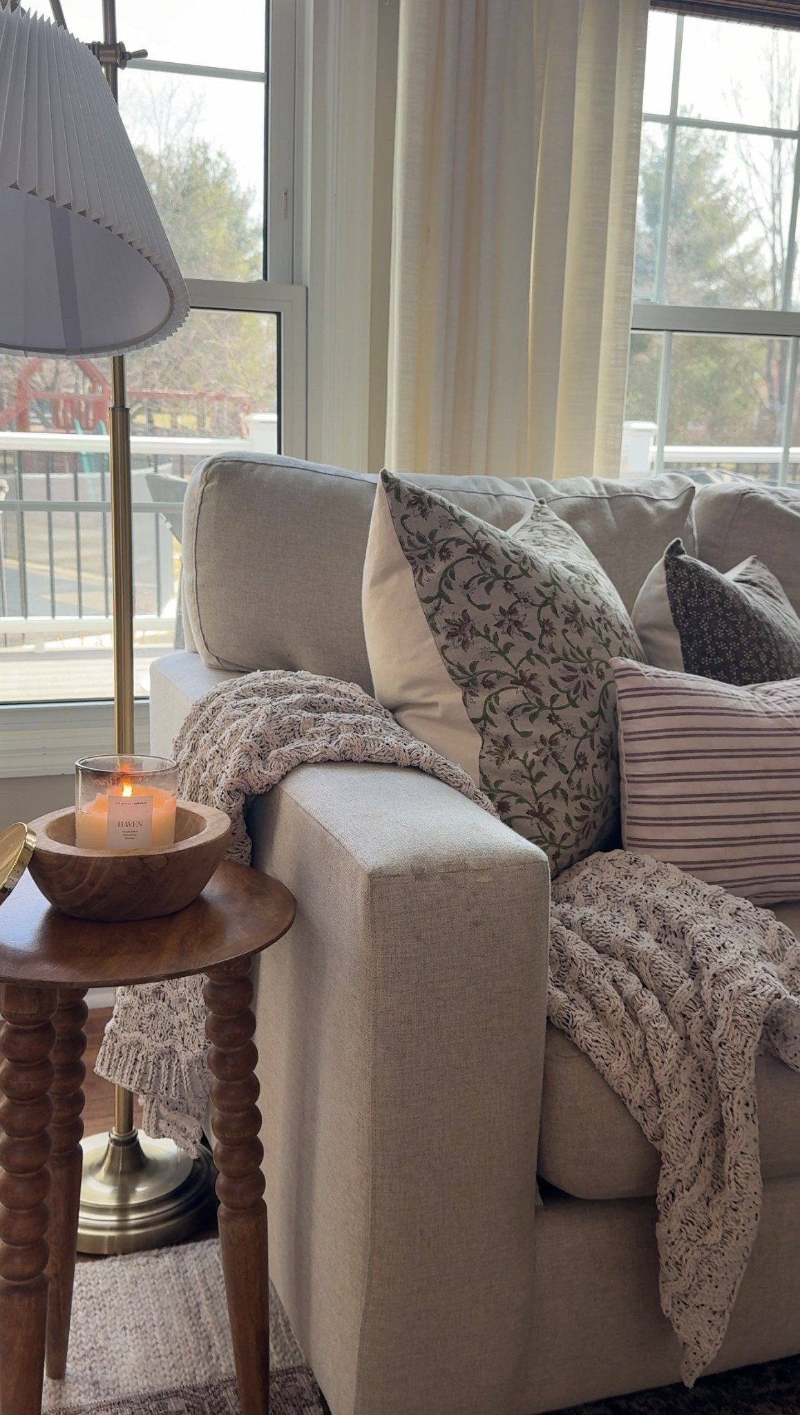 A pillow combo for year round! 🫶🏻

PILLOW INSERT GUIDE:
This is what gives you that full, designer look.
	•	14x20 cover → 16x22 insert
	•	20x20 cover → 22x22 insert
	•	22x22 cover → 24x24 insert

#LTKHome