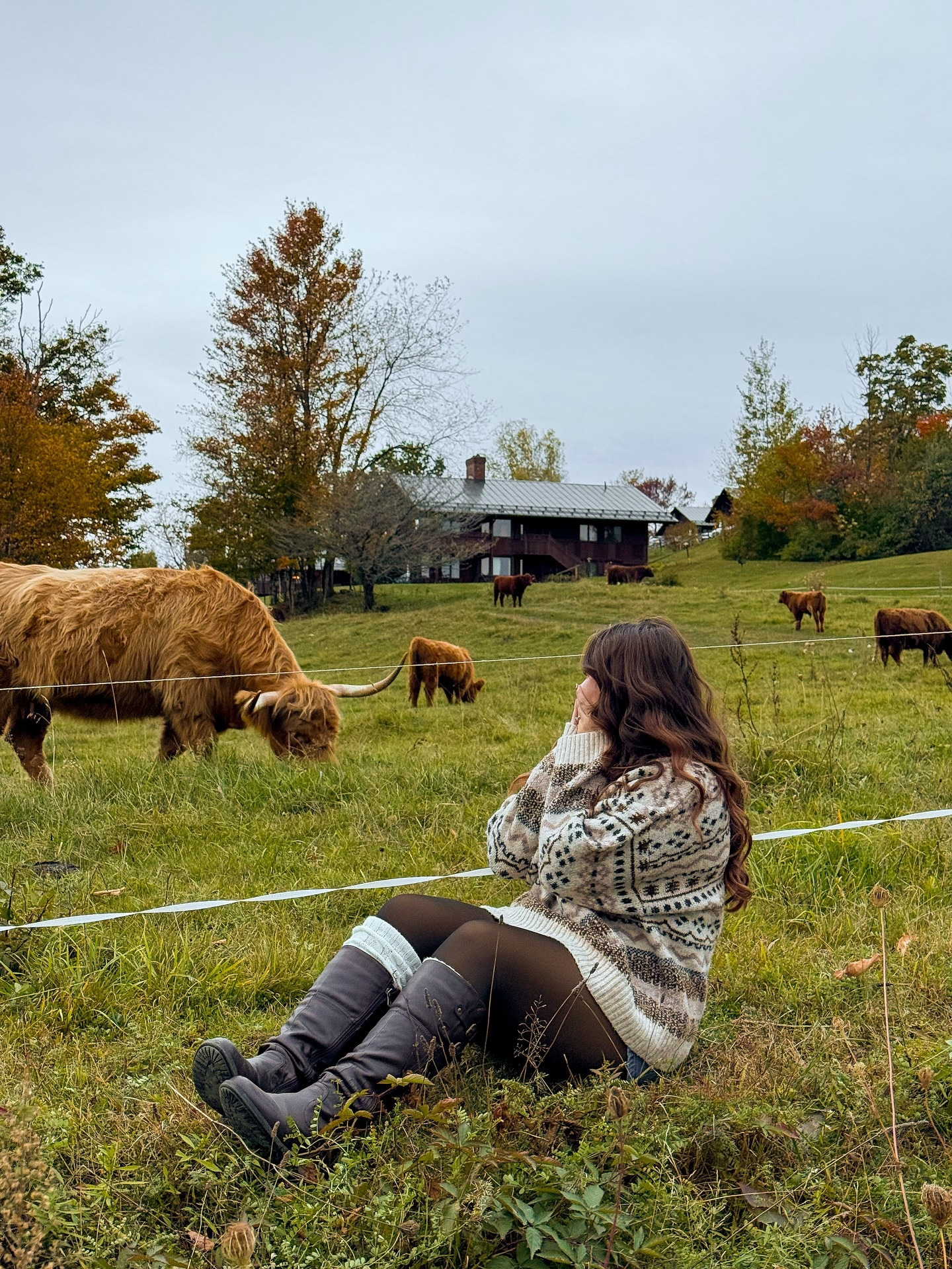 Just me, the mountains, and the fluffiest cows 🐮⛰️
•
#fallvibes #outfitinspiration #outfitideas #vermont #autumn #mountains #sweaterweather #pinterestaesthetic #pinterestgirl #pinterestoutfit #fallactivities #cozyseason
