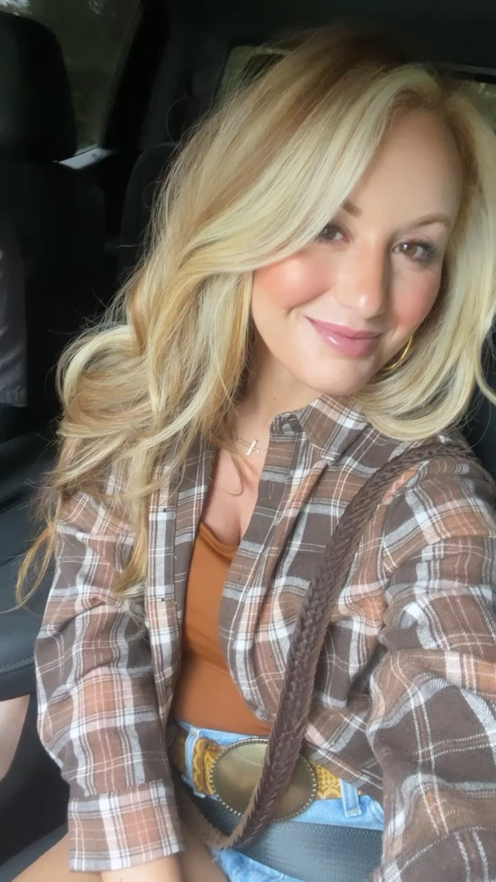 Fall fit 🍂
Shark flex style hair 
Amazon Flannel 
Amazon bodysuit 
Wrangler shorts 
Free people belt 
Vintage boho Louis Vuitton crossbody 
City lips lip plumping gloss - nude york