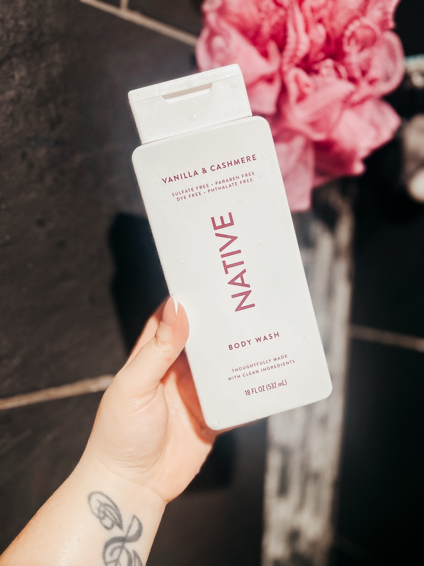 native sent me PR and I am obsessed with this! It smells incredible, a lot less vanilla than I expected and like a luxury perfume. My skin feels so soft and moisturized and the ingredients are clean! I absolutely love how it felt getting into bed after my shower last night smelling this good 😌 

@influenster @native #complimentary #GiftedByNative #NativeBodyWash #vanillaandcashmere #smellssogood