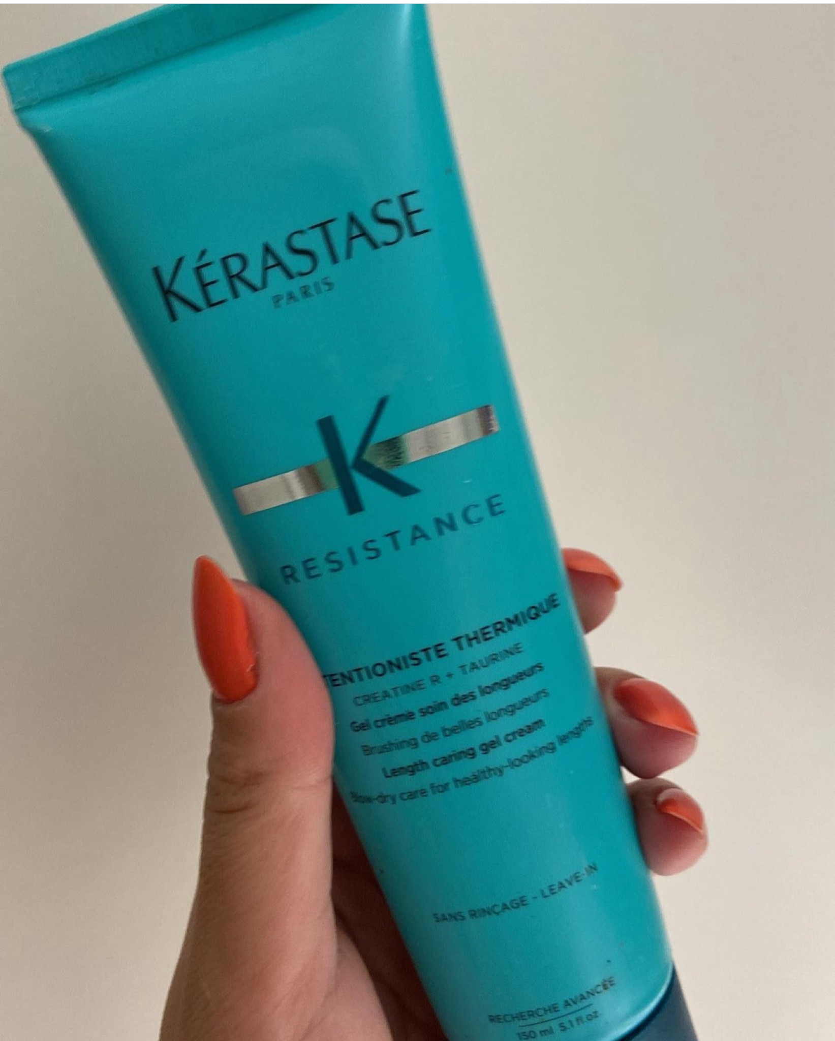 Seção compras: Pago caro e com gosto - Kérastase Resistance 

Tenho o leave-in e com certeza é o melhor que já usei. 
Ele deixa os fios alinhados, encorpados e disciplinados. A escova, mesmo feita em casa, com aparência profissional e duradoura. 
Sabe quando você tem um evento e quer garantir que o cabelo permaneça lindo, aconteça o que acontecer?! Então, use este leave-in. 

Imagino que o restante da linha seja maravilho, porém ainda não tive oportunidade de usar. 

Enfim, o investimento da retorno. Eu recomendo. 😁

Me conta qual teu leave-in favorito! 

#cuidadoscomocabelo #kerastase #leavein #dicasdec