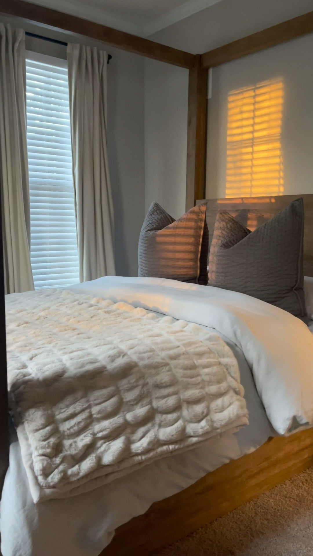 Bed and bedding faves🛌☁️
#duvetcover #potterybarn #bedroomstyling #homehacks #sundayreset

#LTKhome