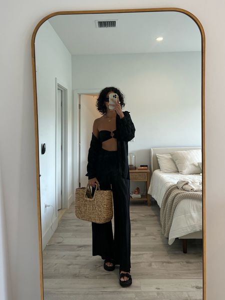 soho house outfi🖤

bandeau top : revolve 
Black plisse set: nasty Gal
Chunky black sandals: princess Polly
Woven beach bag; target 
Black sunglasses: amazon 