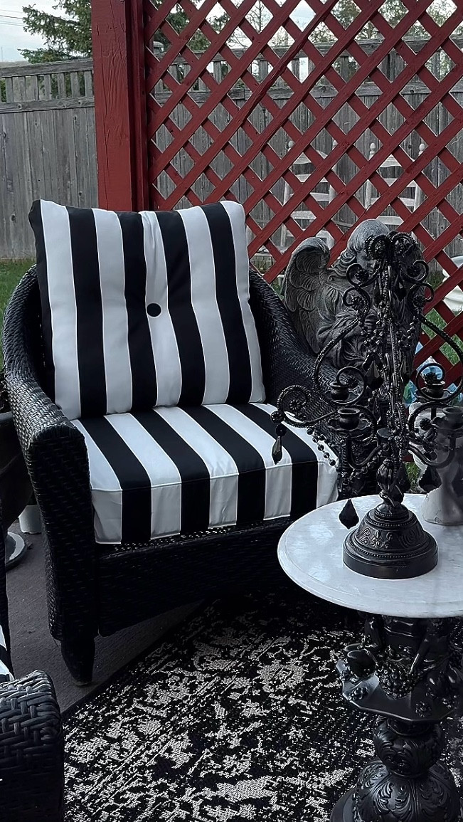 Run to @athomestores outdoorpatio #blackandwhitecushions #moodygarden 

#LTKSeasonal #LTKHome #LTKSwim