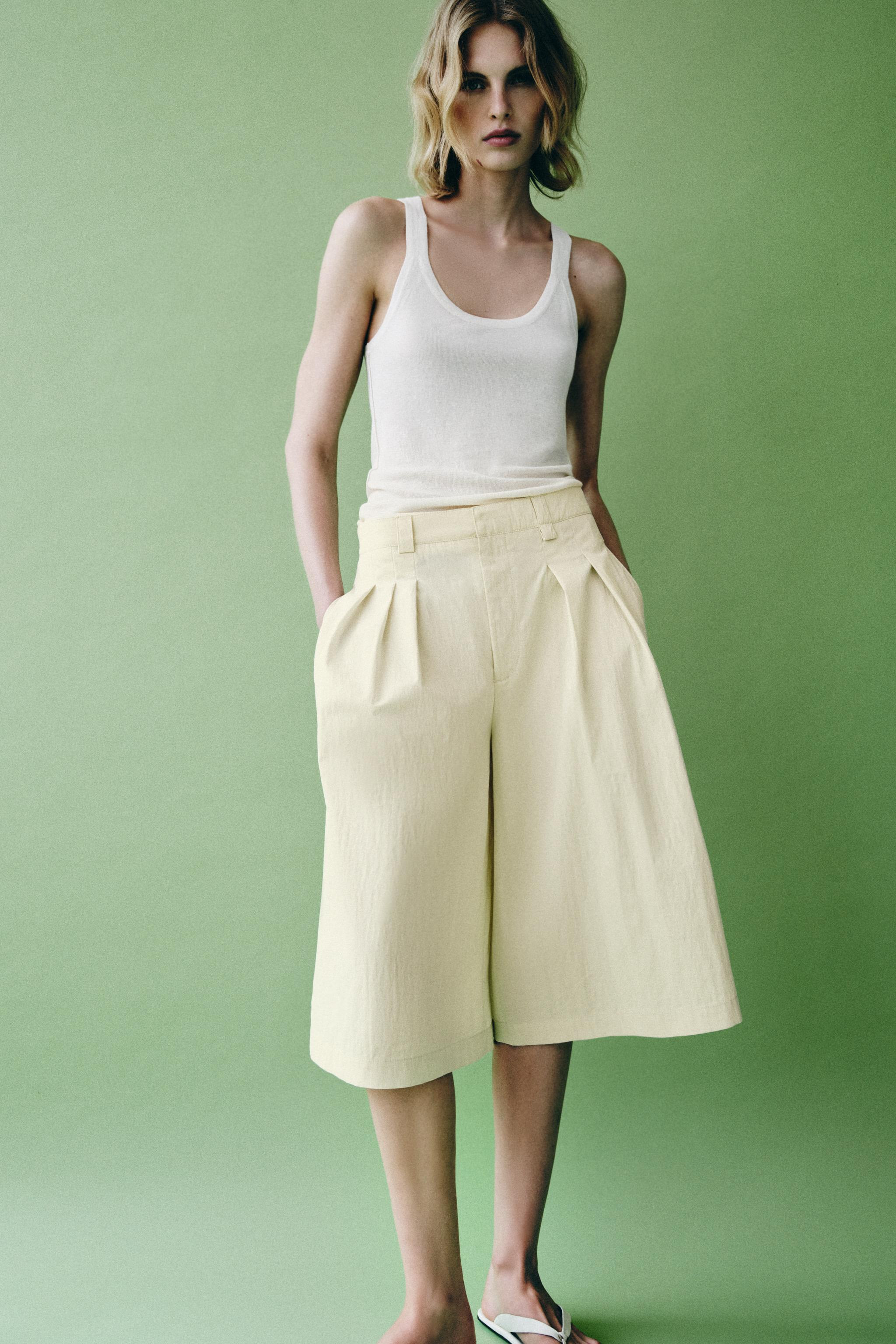 ZARA WOMAN COLLECTIONBermuda shorts made from a cotton blend yarn. Mid-waist with belt loops. Hid... | Zara UK