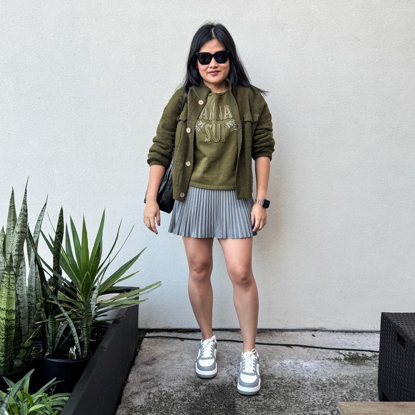 We’re still in that odd time frame where you can’t “winter it up” too much, or you’re going to be sweating in the afternoon, so layers are always a good option. 

𝐎𝐔𝐓𝐅𝐈𝐓 𝐃𝐄𝐓𝐀𝐈𝐋𝐒:
Shoes: @alo ; Skirt: @hm ; Sweater: @oldnavy collaboration with Anna Sui ; Cardigan: @amazon ; Bag: @demellierlondon