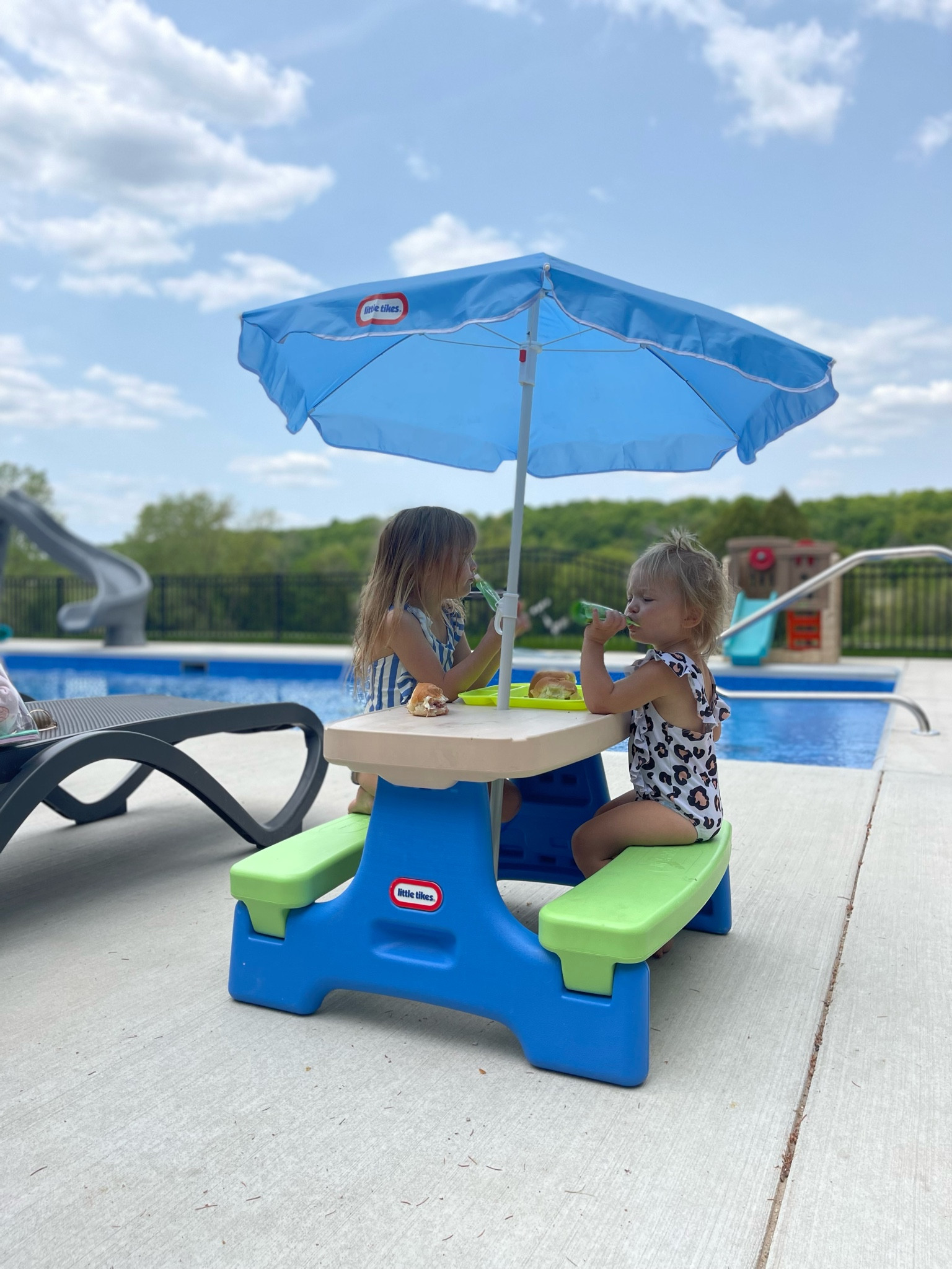 Little tikes easy shop store table with umbrella