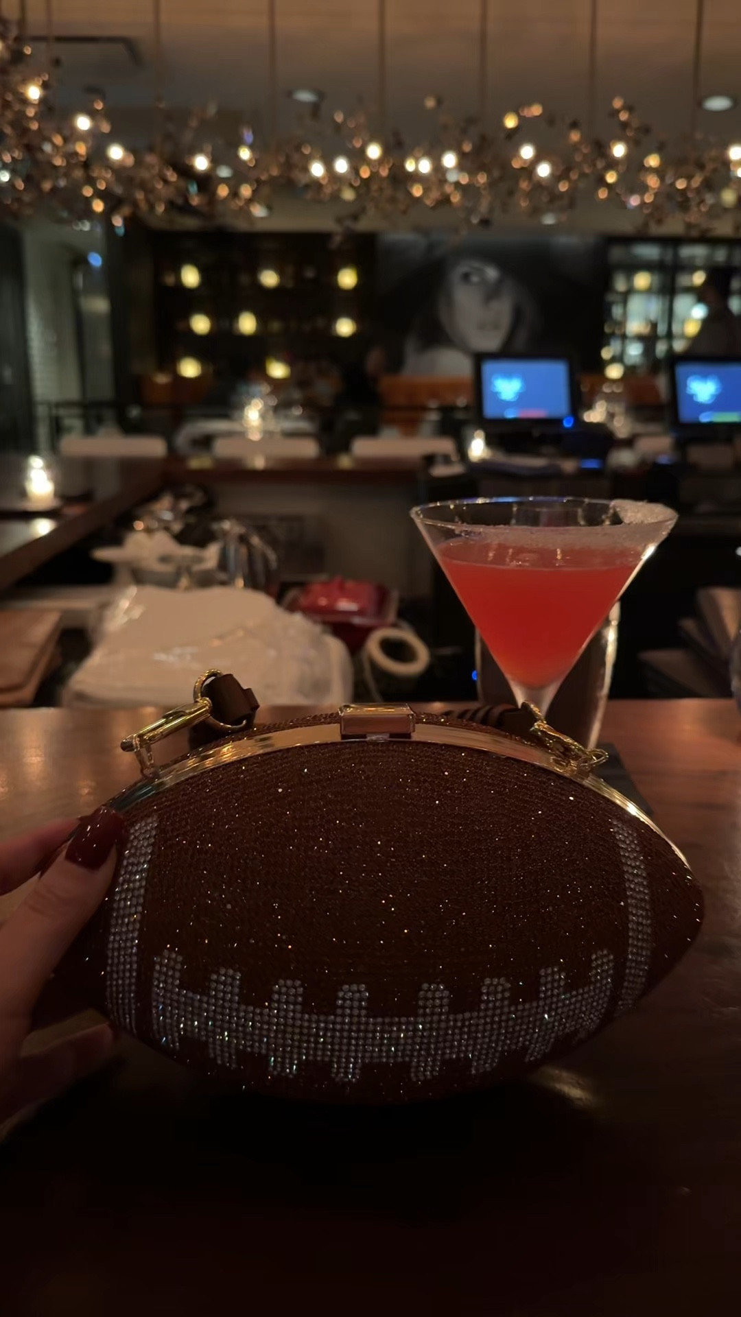 If you like football, this bag is everything!! Perfect for game day and it’s so sparkly!! It does come with a gold crossbody chain though! So so cute!! 

#LTKStyleTip #LTKFindsUnder50 #LTKVideo