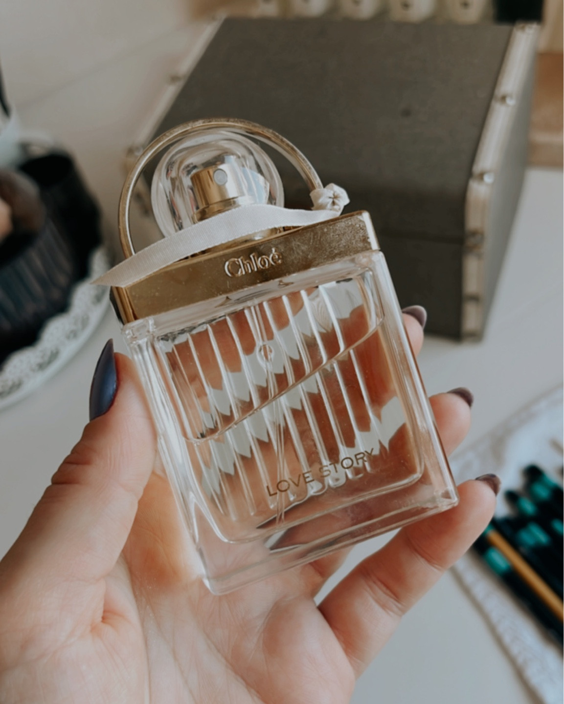 Um dos perfumes mais democráticos de todos.
Love Story de Chloe é um floral cítrico extremamente elegante, sofisticado e super delicado. Projeção bem ampla, expressivo na medida certa é uma fixação altissima! 

Sou apaixonada 🫶🏻

#LTKbeauty #LTKFind #LTKbrasil