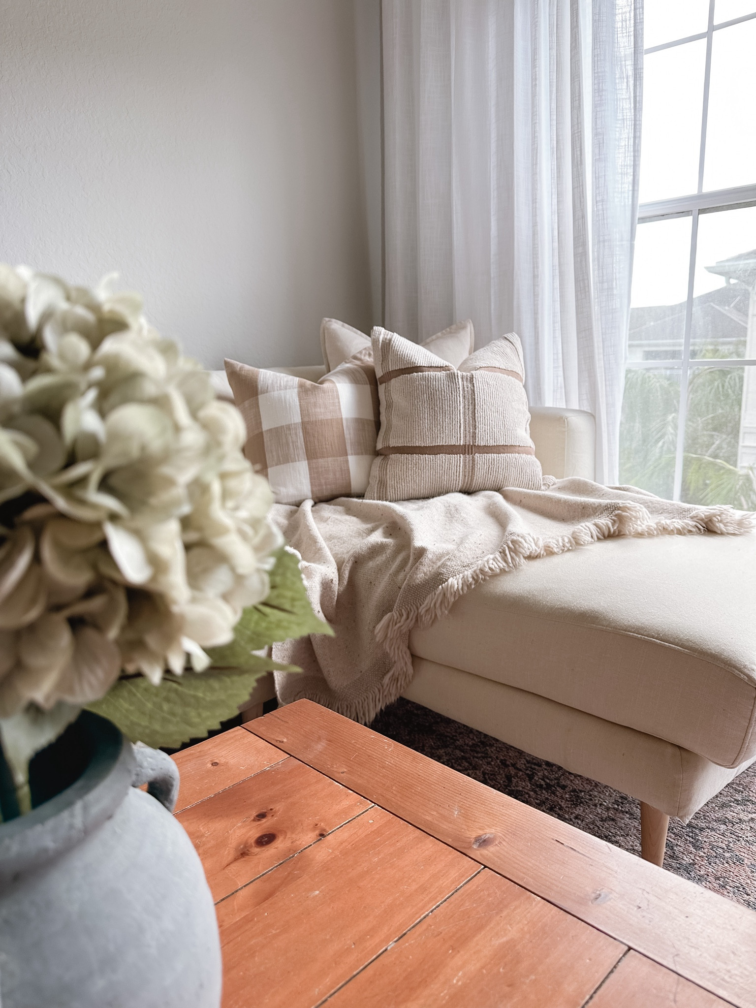 My cozy corner ♥️

#throwpillows #homedecor #couchpillows #neutralpillows #falldecor #christmaspillows