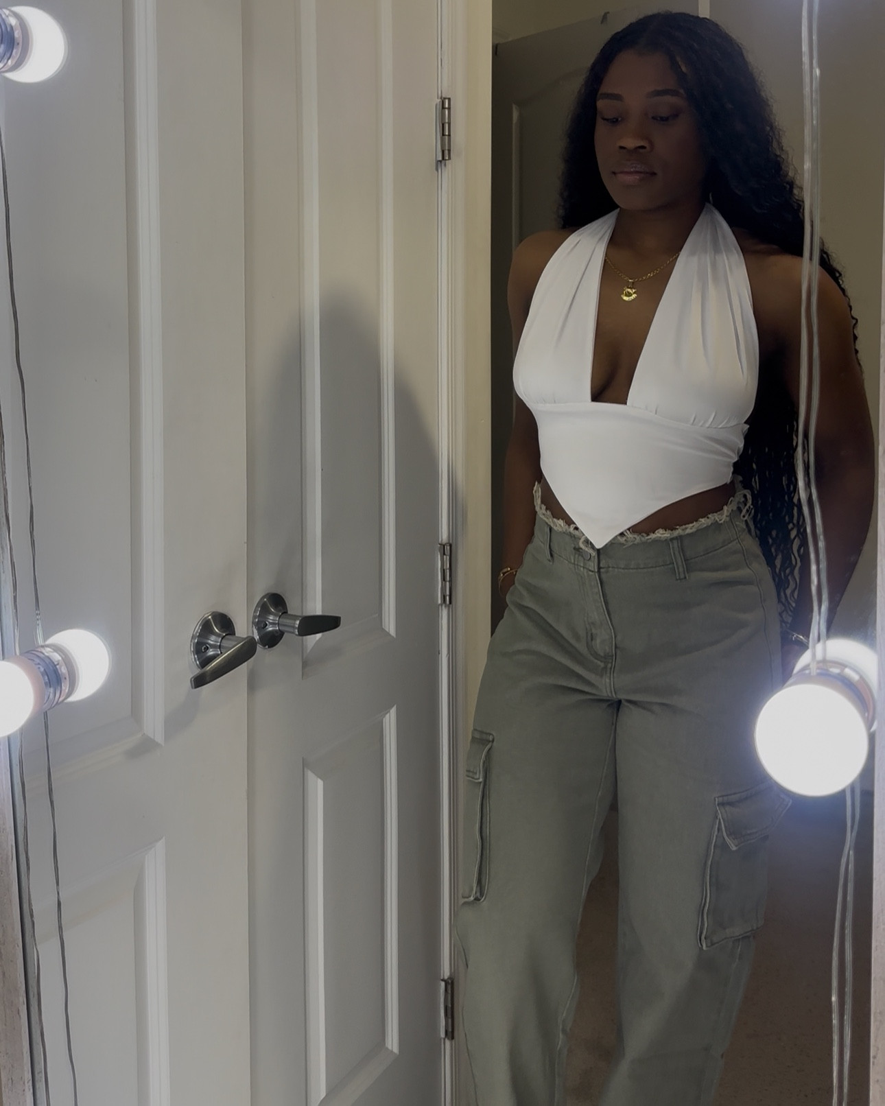 The perfect baggy jeans! Which can be styled casually or dressed up with some heels! Wearing size 6/M. 