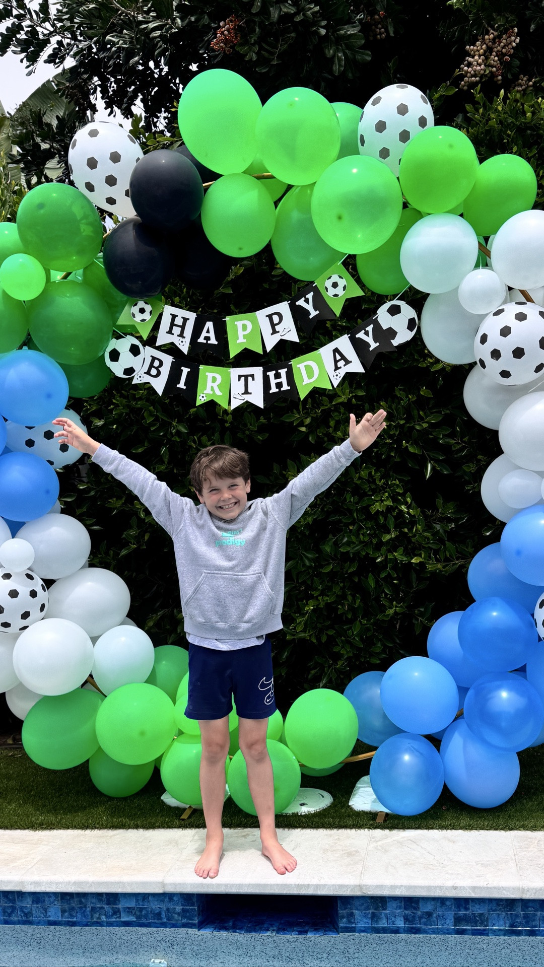 Would I use to make my balloon arch. It comes with the attachments to add the balloons to it so you just need to buy it and then get balloons. ￼