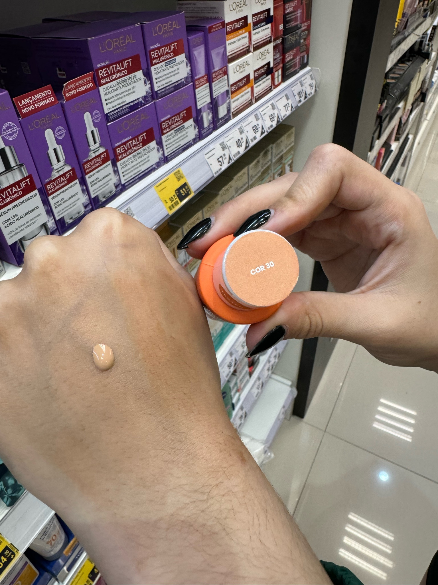 Sabia que a Sallve possui protetor solar facial FPS60 com cor? 
Com cobertura leve em 10 cores, toque seco e alta proteção UVA/UVB. uniformiza o tom da pele, é compatível com maquiagem, não esfarela, não escorre e não arde os olhos.
A da foto e a cor 30.
O fundo dela é amarelo.
#LTKwinter #LTKbeauty #LTKbrasil

#LTKbrasil #LTKwinter #LTKbeauty