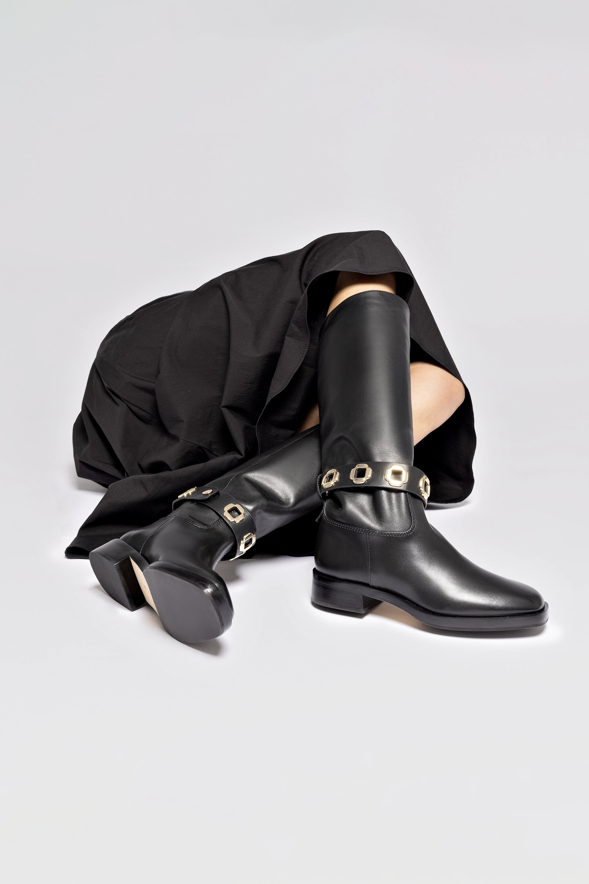 Milan Flat Boot In Black Leather | Larroude