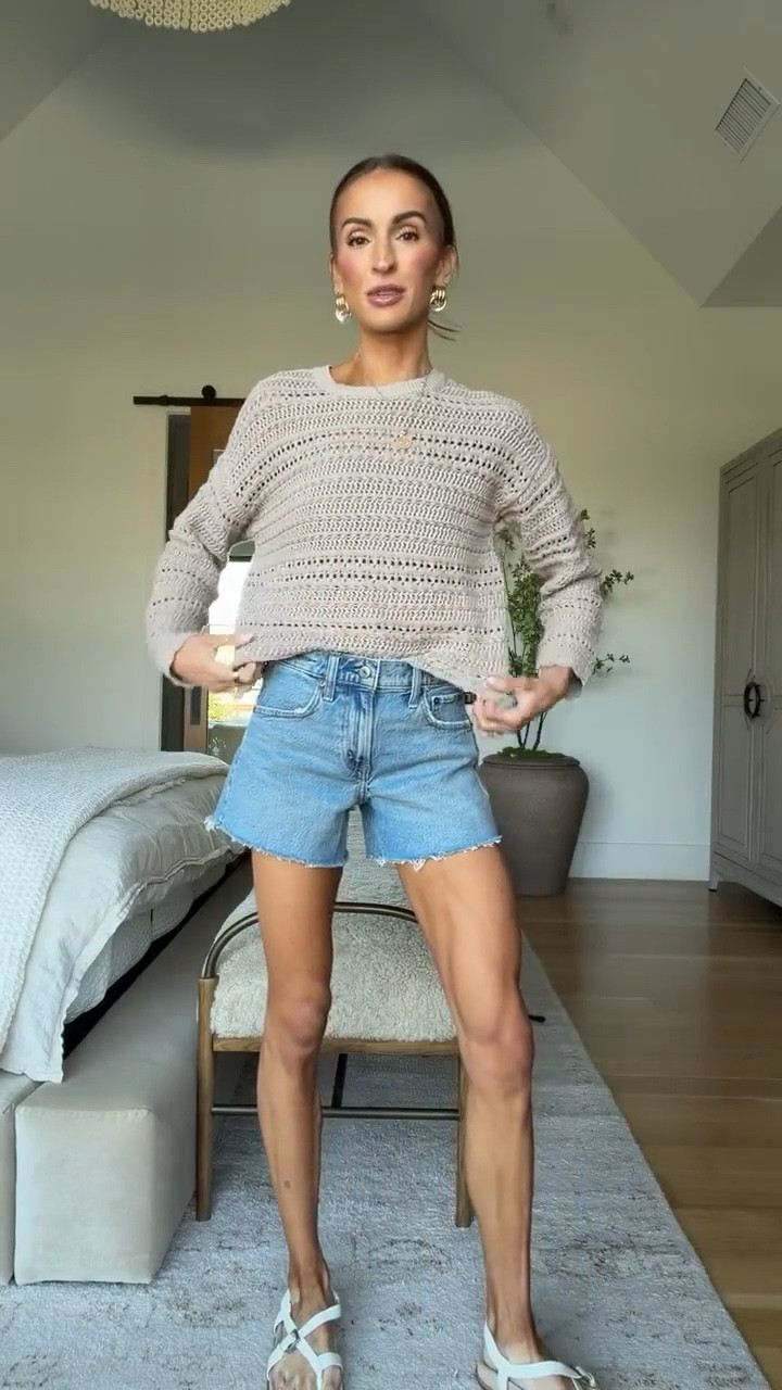 abercrombie is doing BOGO 50% off this weekend and this whole look is included! 😍 some of the best denim shorts that you can wear for years to come 🙌🏼 so flattering and such a good length for mom life 💯 