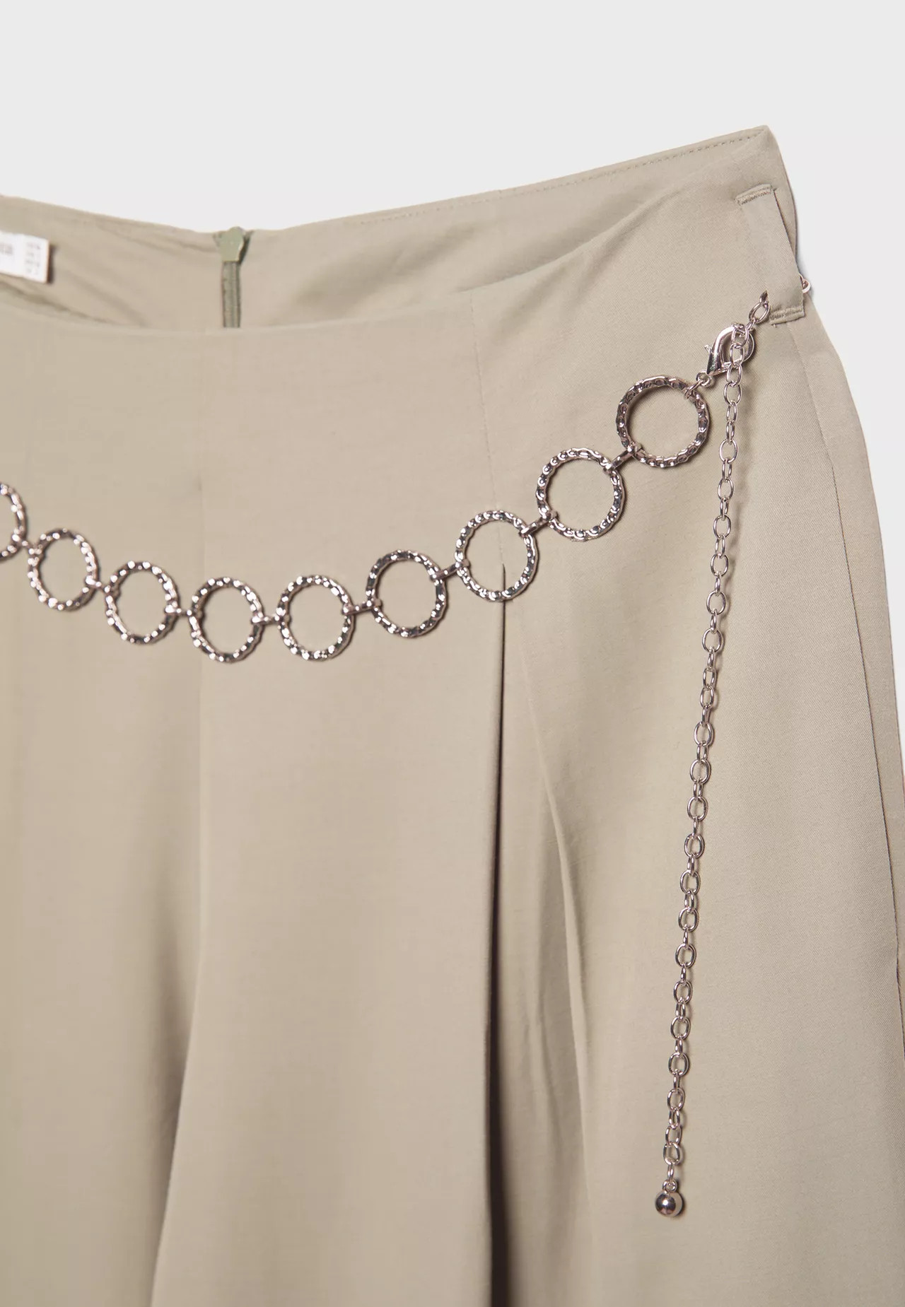 Bundfaltenhose mit Kette aus Lyocell - Mode f\u00fcr Damen | Stradivarius Deutschland | Stradivarius DE