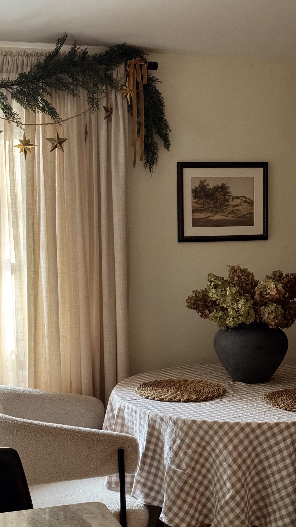 cozy & simple dining nook! 


linen tablecloth, quince linen, tablescape, gingham tablecloth