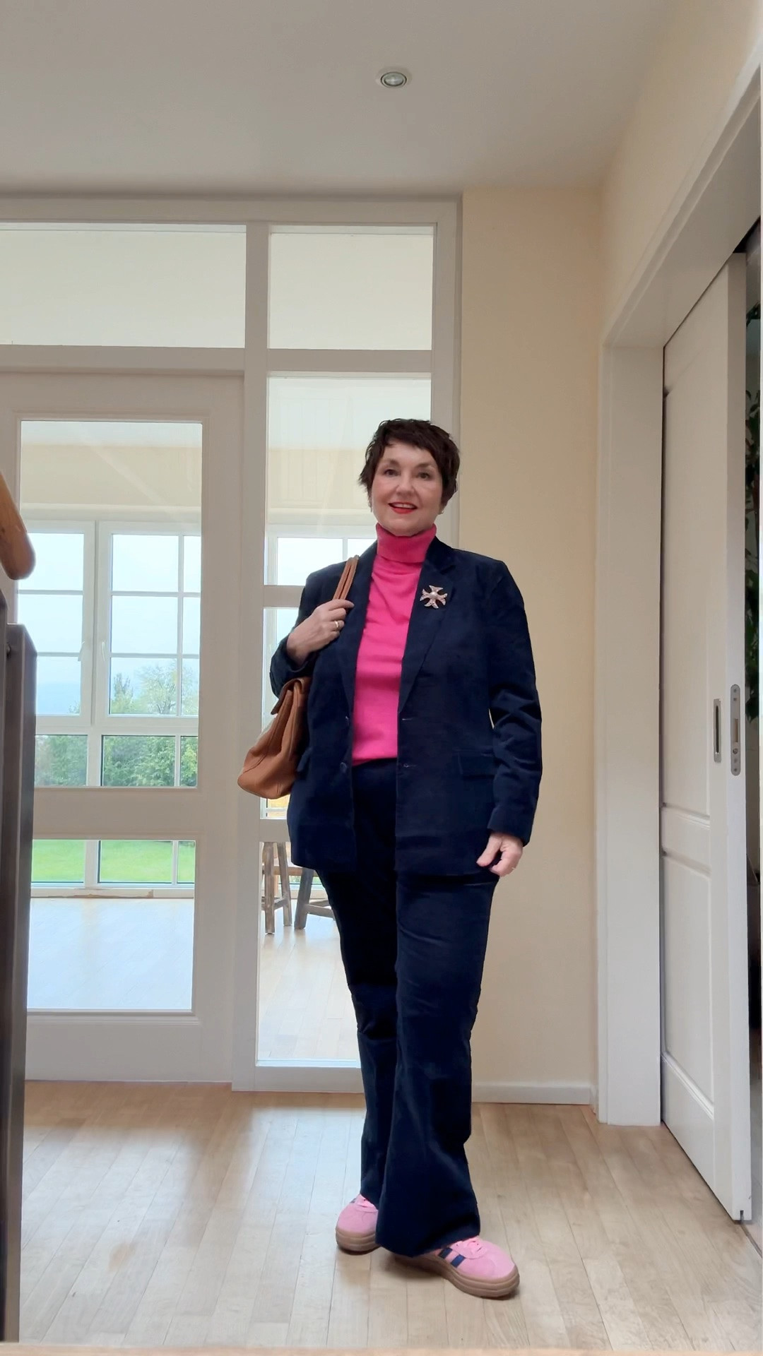 Herbstoutfits für Frauen über 50: Hosenanzug aus blauem Cordjeans, pinker Rolli, pinke Sneakers


Fall outfits for women over 50

#60plus
#50plus
#plussize
#herbstlook
#herbstoutfit
#everydaylook