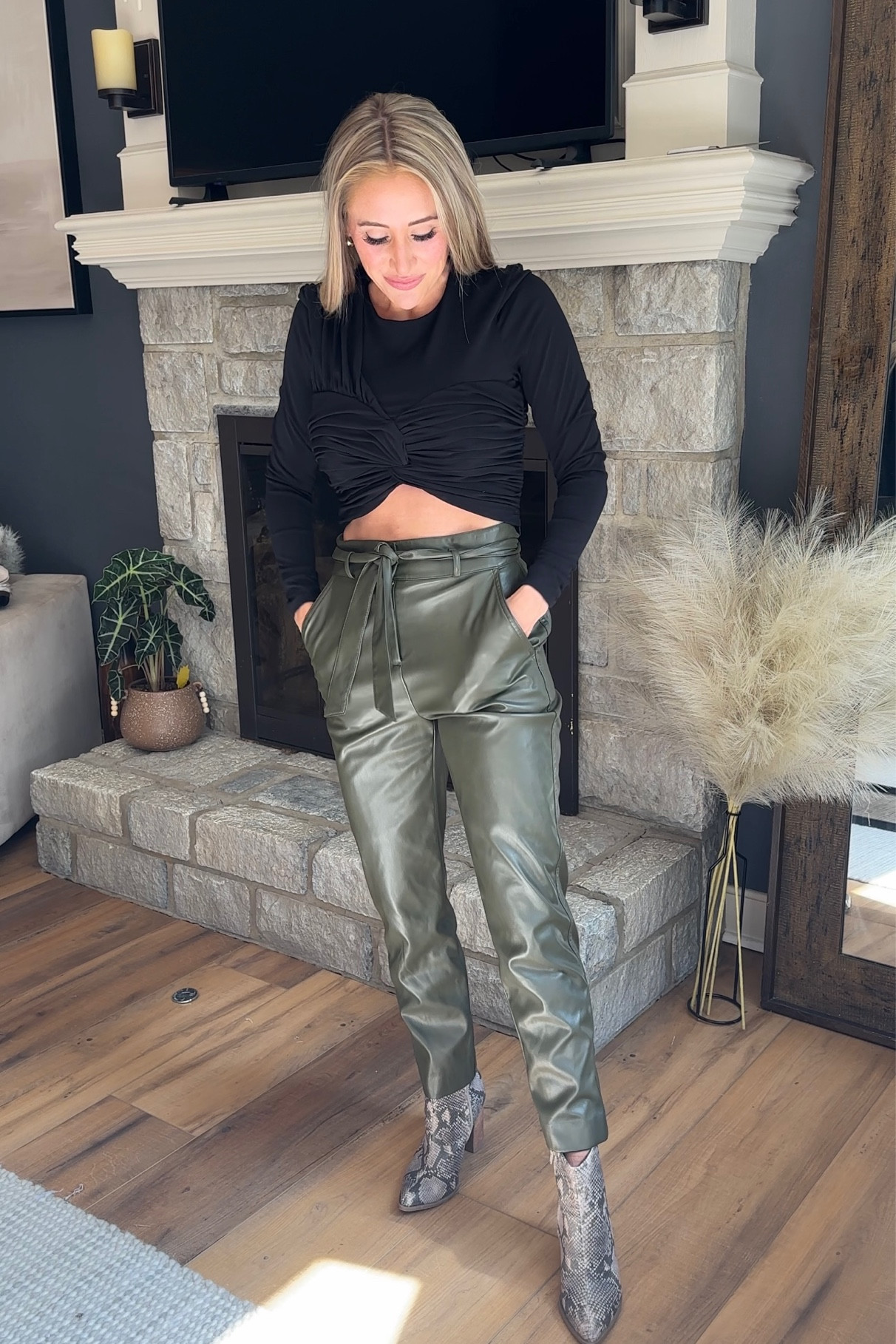 Date night outfit or going out! Black long sleeve crop top and olive green leather high waisted pants - perfect fall outfit!


#LTKstyletip #LTKSeasonal #LTKfindsunder100