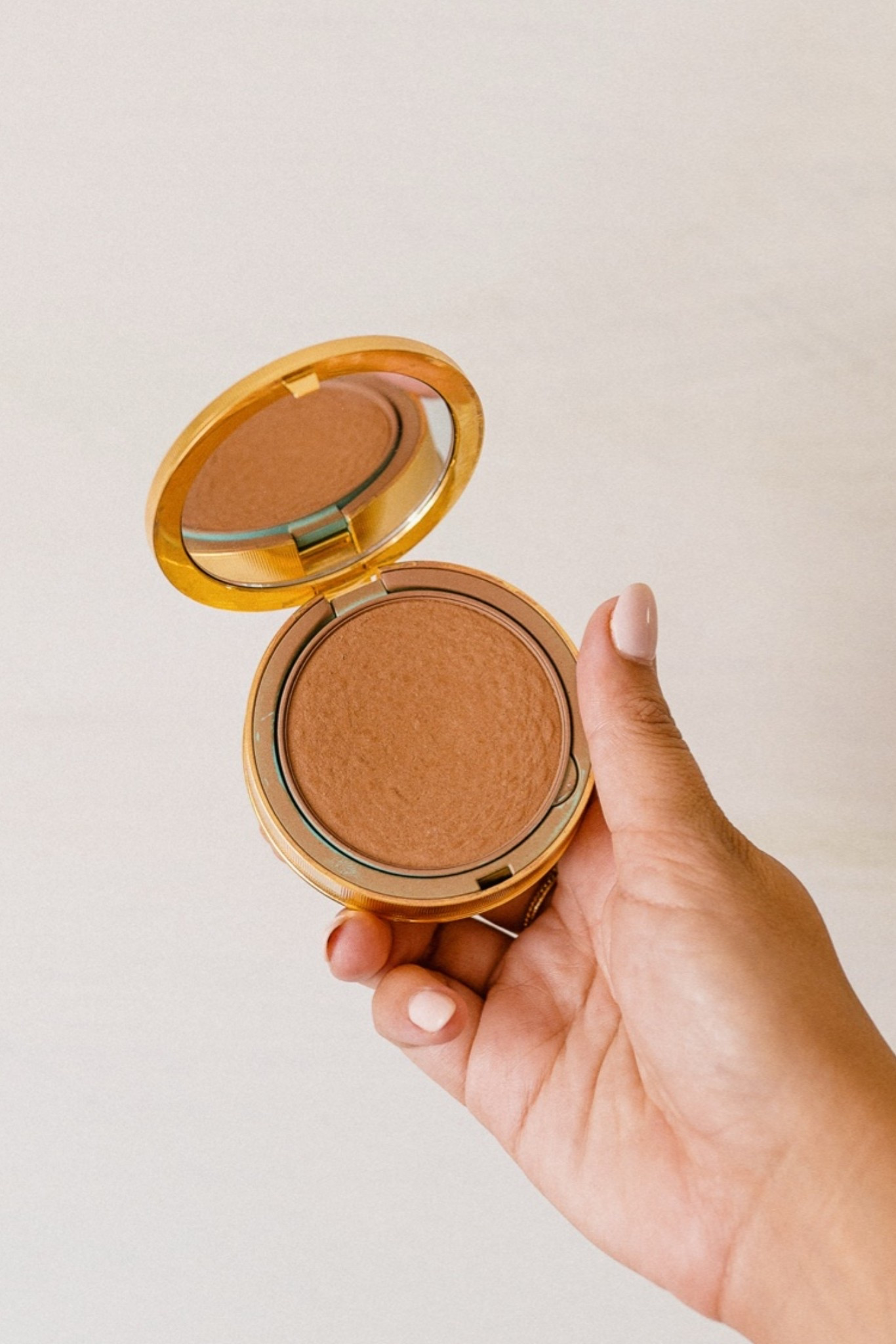 Sun-kissed glow powder I’ve been wearing for years! I wear shade 3. Beauty, GRWM, everyday beauty, everyday makeup.
