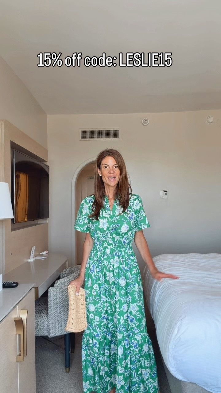 Mother's Day dress, graduation, brunch, date night. This dress is perfect for any occasion, bright and colorful, and comfortable. Styled with a cute bag and sandals. @shopavara 
I'm 5'7" tall and wearing size small  