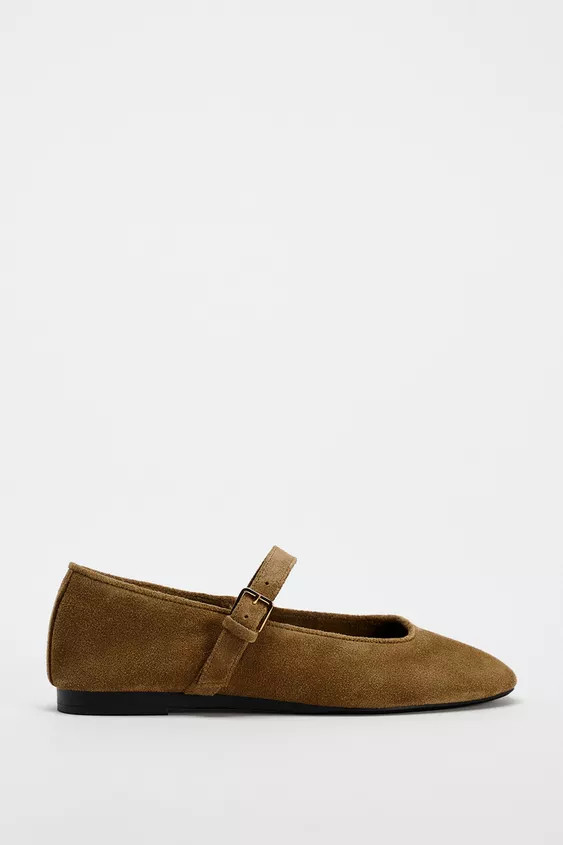 Suede ballet flats. Round toe. Buckle fastening at the instep.Sole height: 0.4 inches (1 cm). | Zara US
