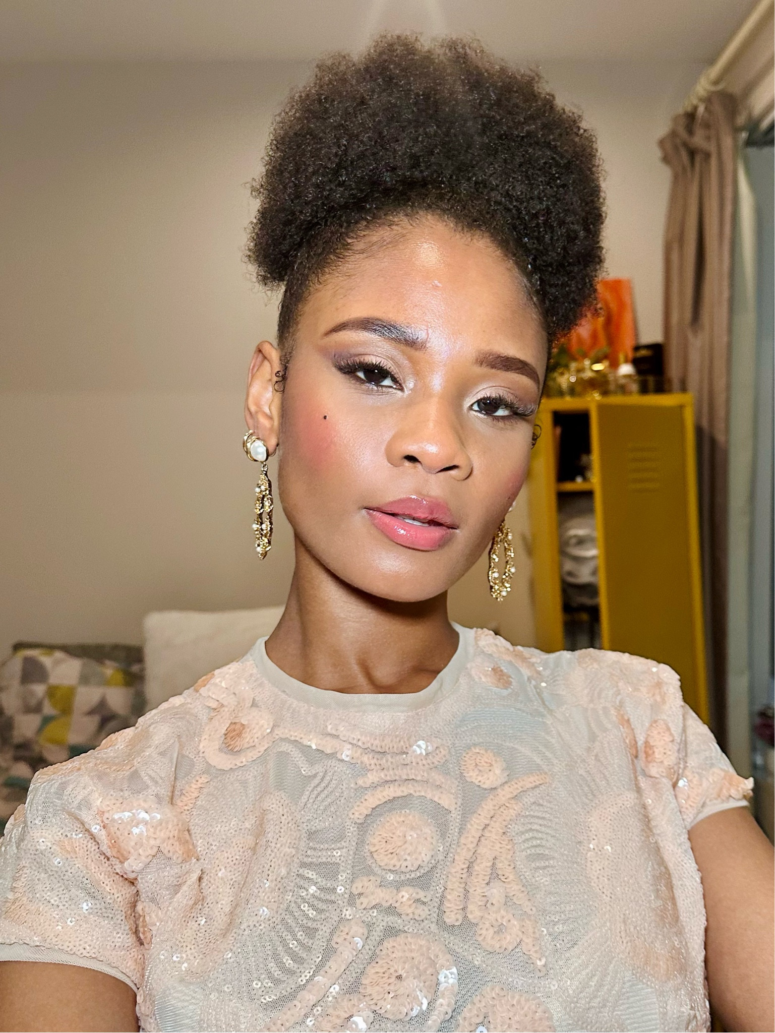 Get your pink & peachy makeup glam on 💋
Shades below:
Sleek Brow Kit (extra dark)
Gucci Lipstick (the painted veil)
Gloss (glossy cat) 

#LTKbeauty #LTKFind #LTKparties