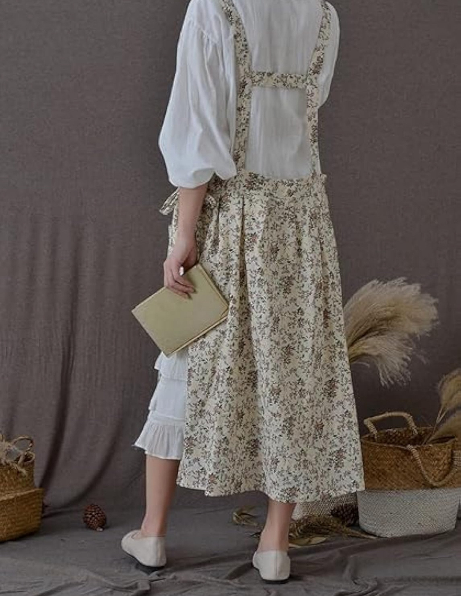 Lovely vintage/ cottage apron 

#LTKHome #LTKSaleAlert #LTKSeasonal