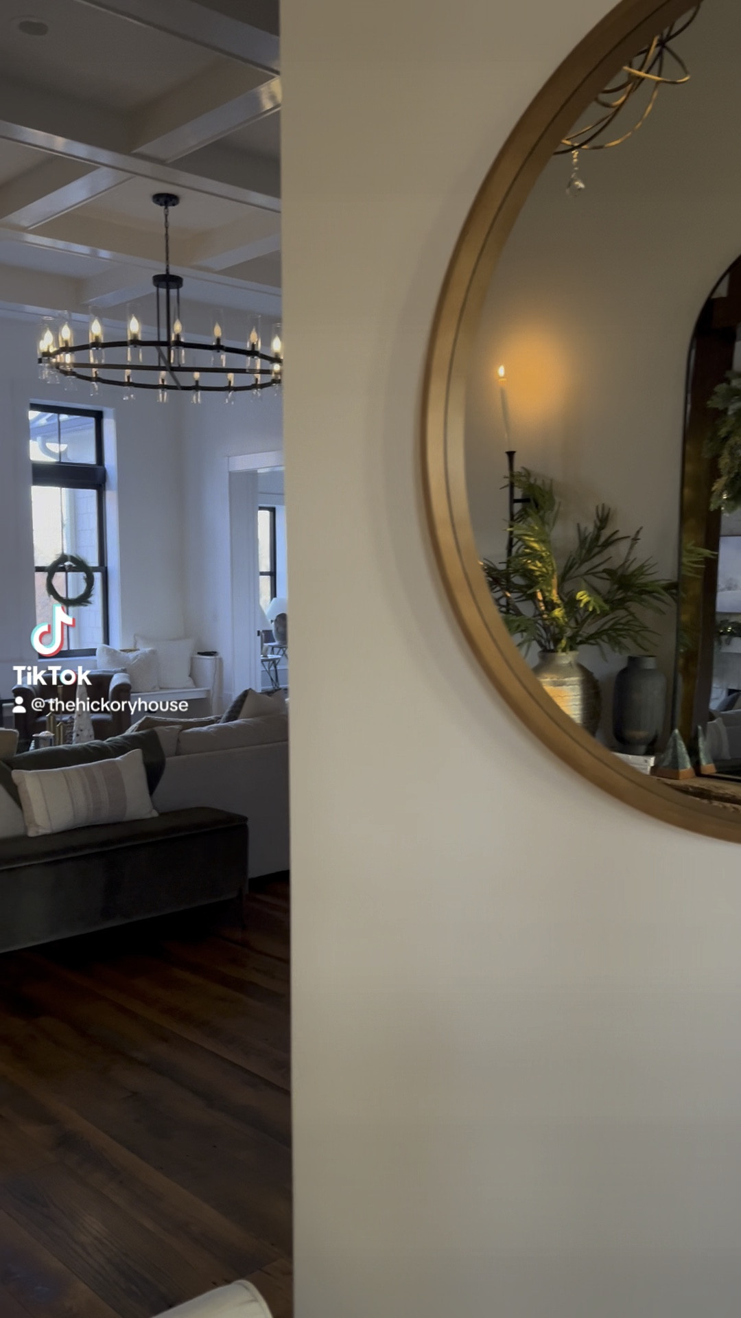 Still not over my Christmas entryway! 🎄✨. #homedecor #interiordesign #christmas #christmasdecor #entrywaydecor 

#LTKVideo #LTKhome #LTKHoliday