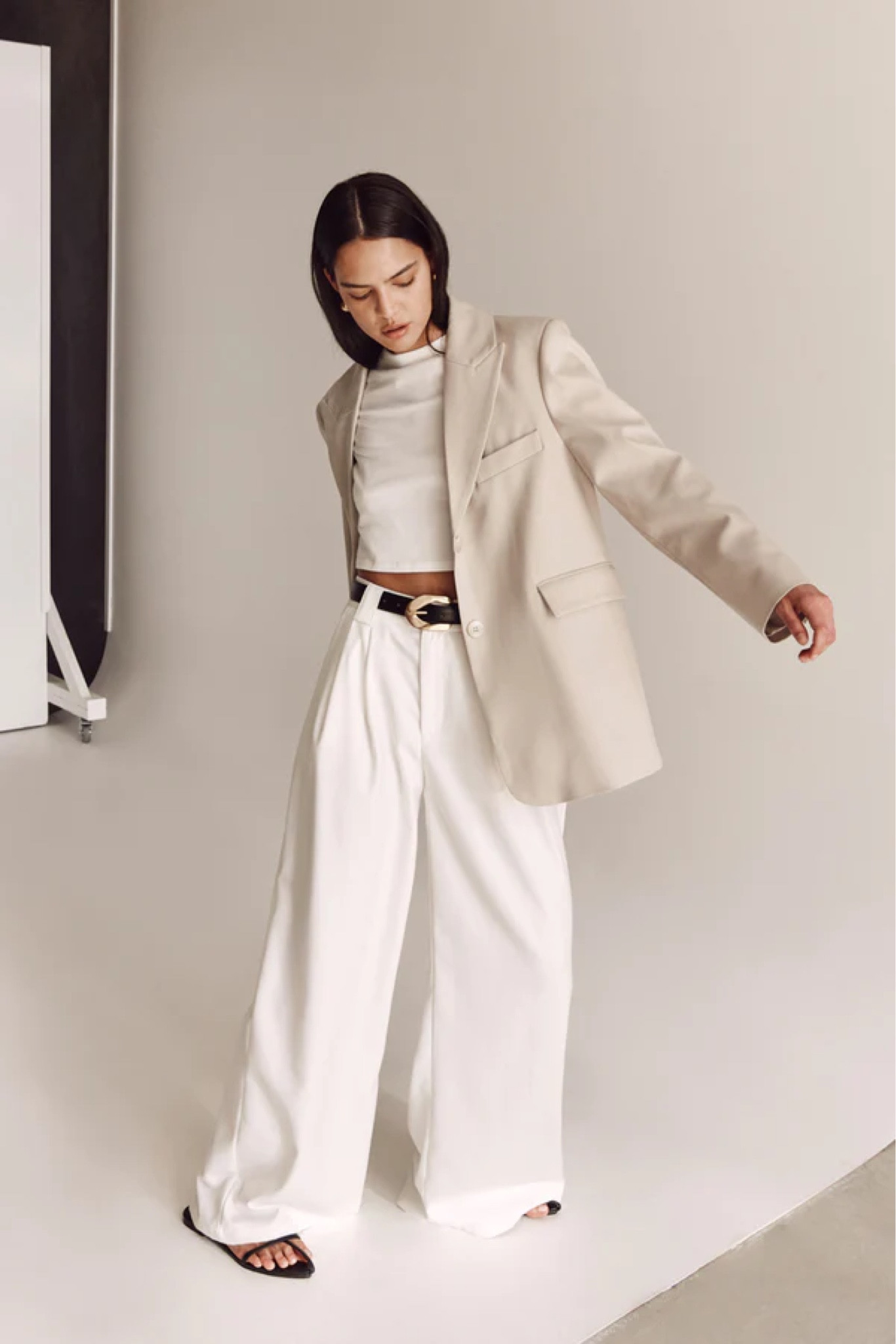 Neutral monochromatic look by Dissh 🤎



Neutral outfit
Minimalist fashion 
Minimalist wardrobe 
Neutral blazer 
Blazer for women 
Wide leg pants 
Chic outfit 
Monochromatic outfit
White pants 
White shirt

#LTKstyletip #LTKworkwear