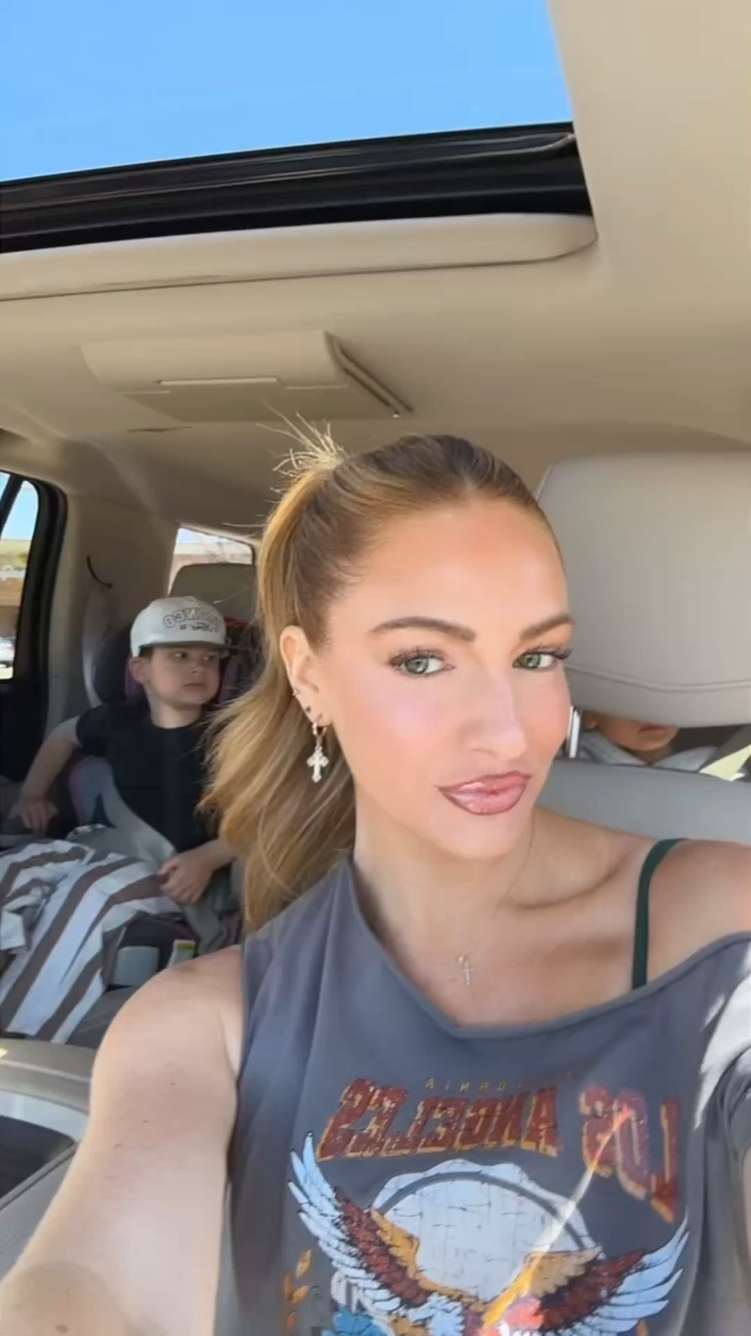 One shoulder LA crop tee😎

#LTKootd