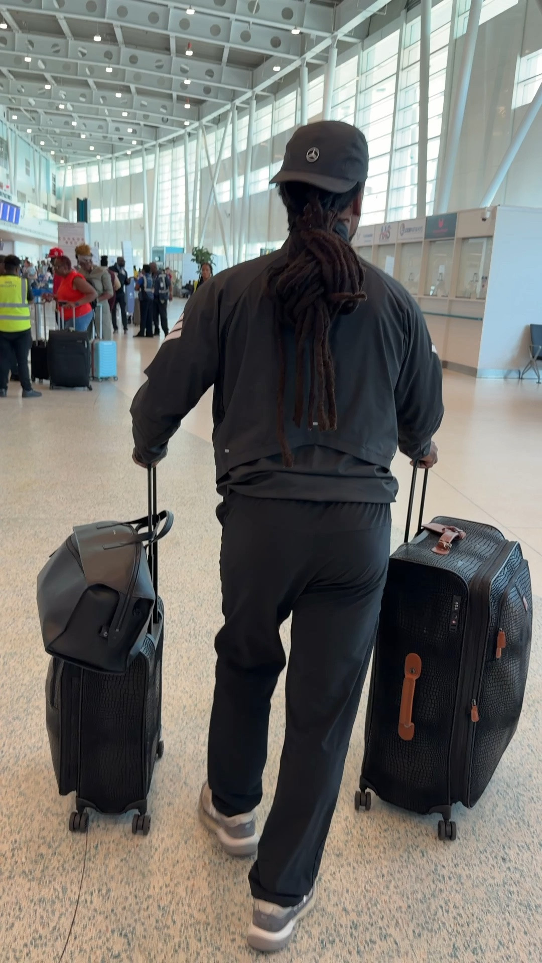 Our time in St Maarten has come to an end 🥹 #Vacationlooks content coming soon!

#airport #luggage #brics

#LTKdayinmylife #LTKvlog #LTKTravel