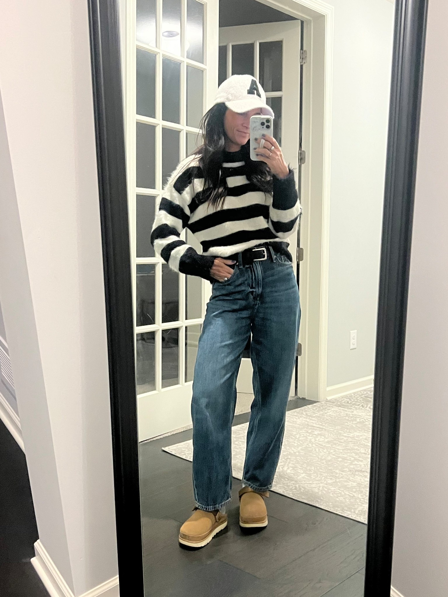 The more I wear barrel jeans the more I love them. 😍 

I’ve had this pair from H&M for a while and they are just so dang comfy! They’re super high rise, so a belt is key, but great for tucking in or a cropped top. Plus they are plenty long enough to wear cozy socks and shoes - my favs with the are clogs, court-style tennis shoes or Chelsea boots. When it’s this cold, no bare ankles or they will actually freeze. 🥶 

I paired with a cozy sweater and a hat for a fun accessory! 🖤🤍🖤