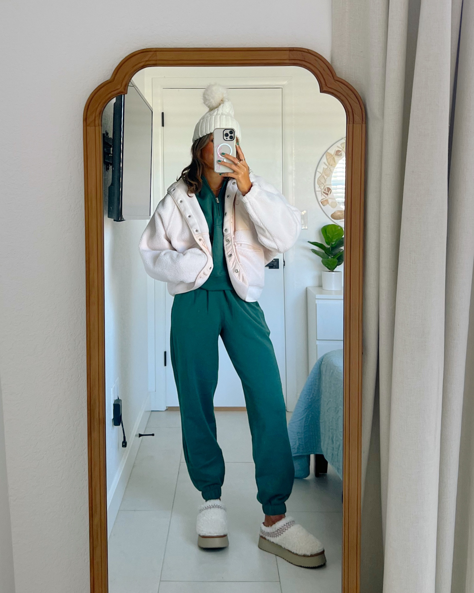 My favorite winter sweatsuit from Hollister ❤️🎄 30% off everything 