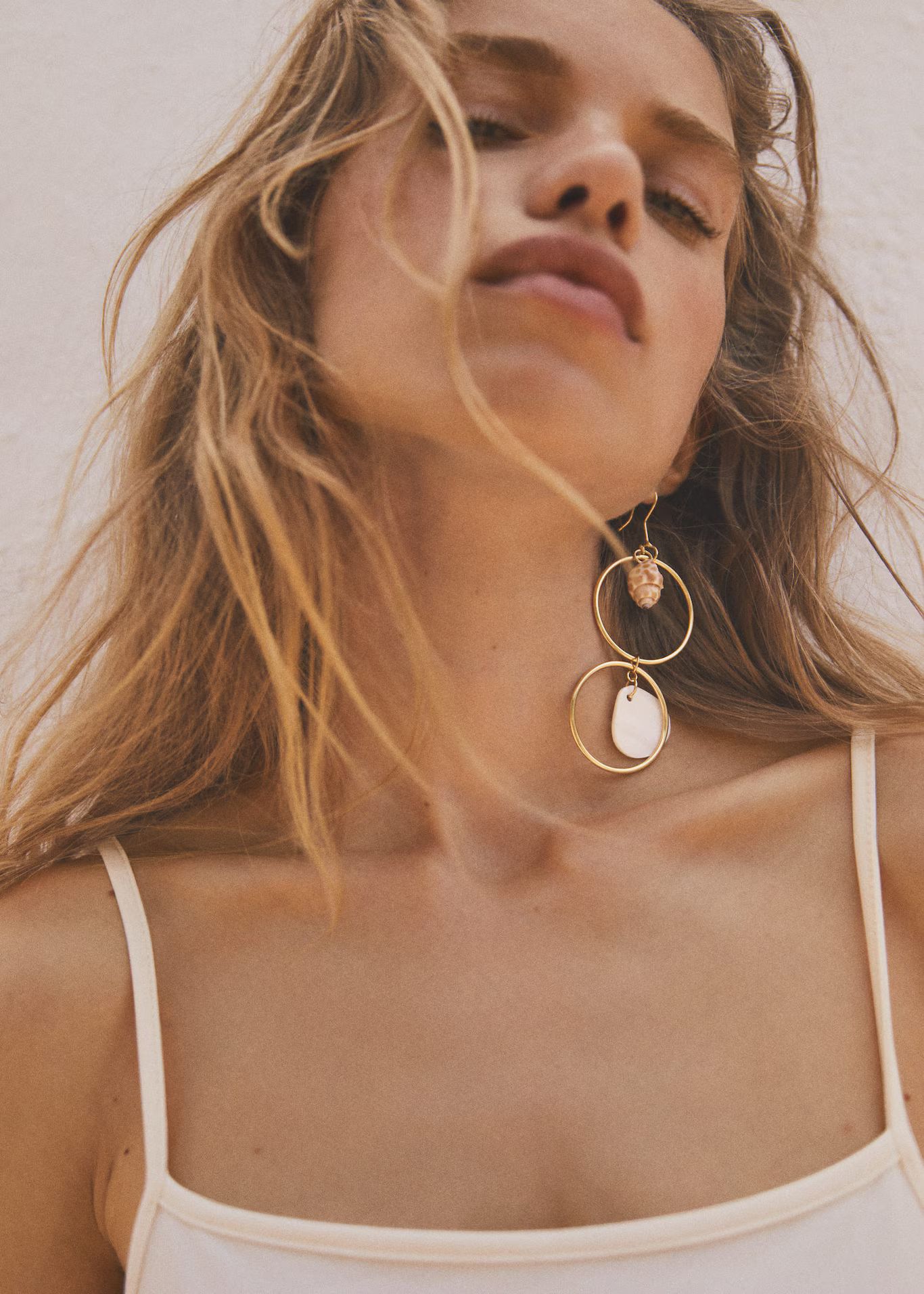 Shell hoop earrings | MANGO (US)