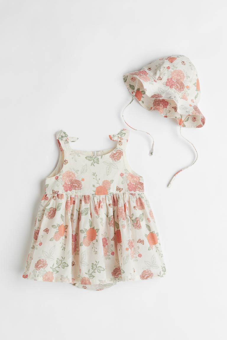 Set with a sleeveless dress and sun hat in airy, woven cotton fabric with a printed pattern. Dres... | H&M (US + CA)