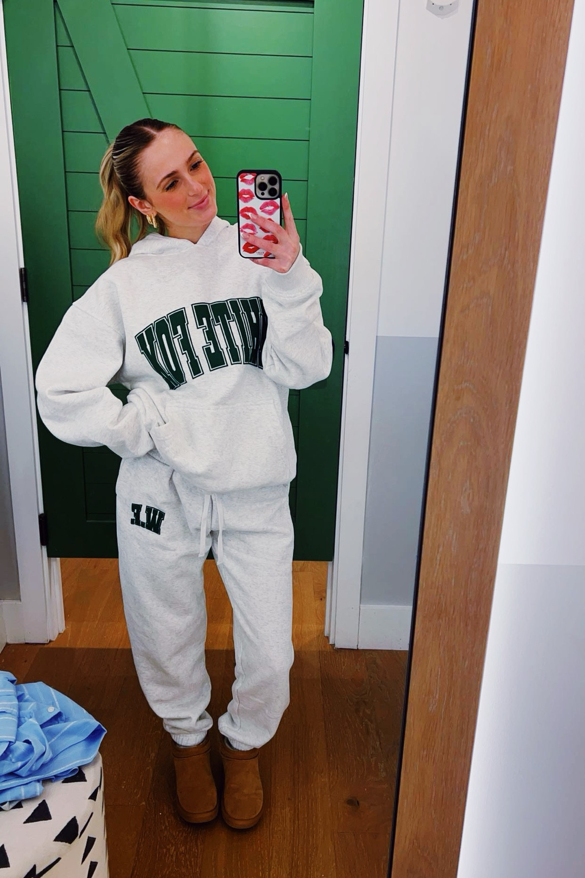S/m sweatshirt 
Small-sweats 
Everything is from whitefox!

#LTKGiftGuide #LTKSeasonal #LTKHoliday