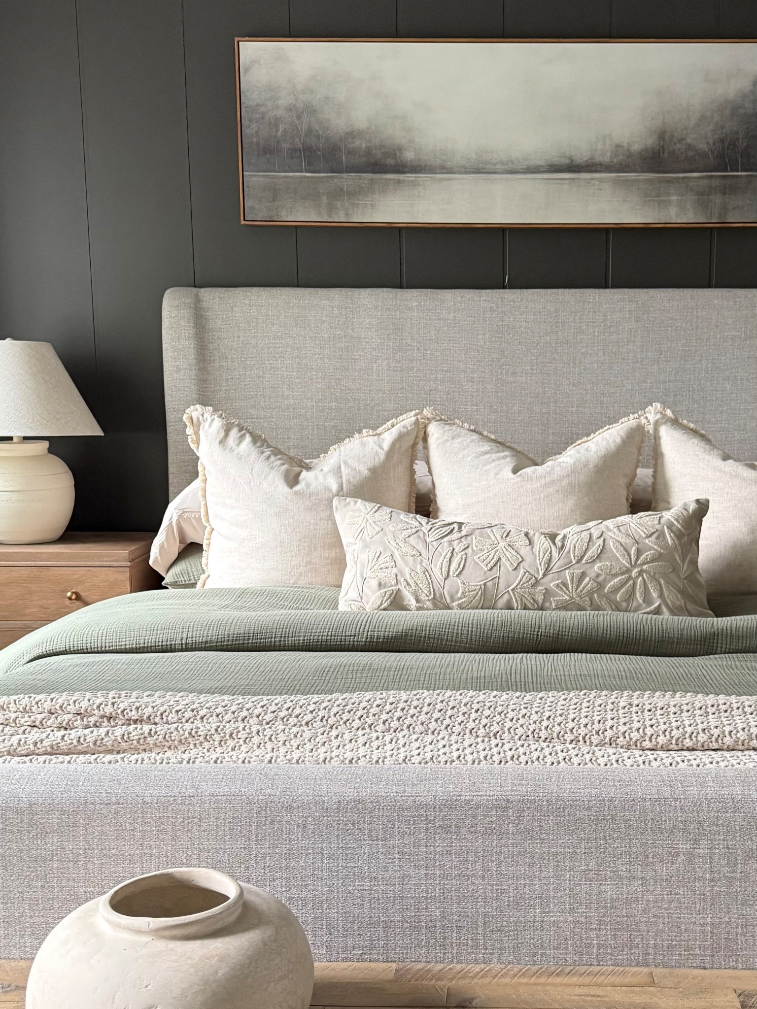 Cozy Spring layers in the bedroom 
Neutral and calm 🤍