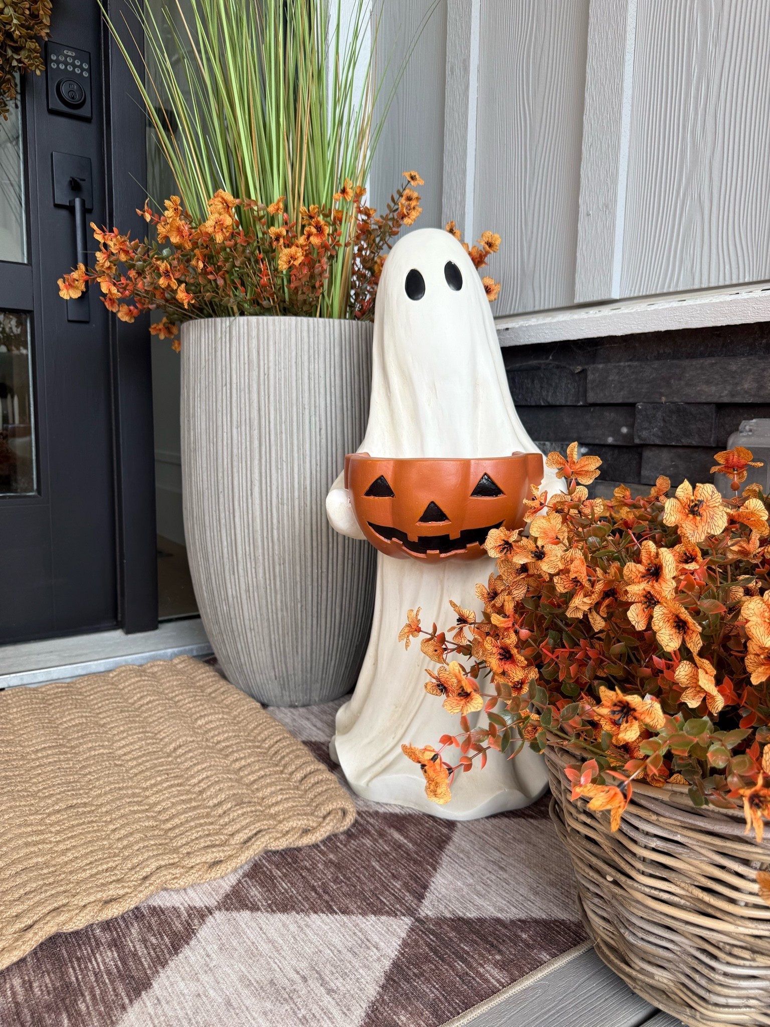 How cute is this little guy?! Halloween decor I can get on board with🤍