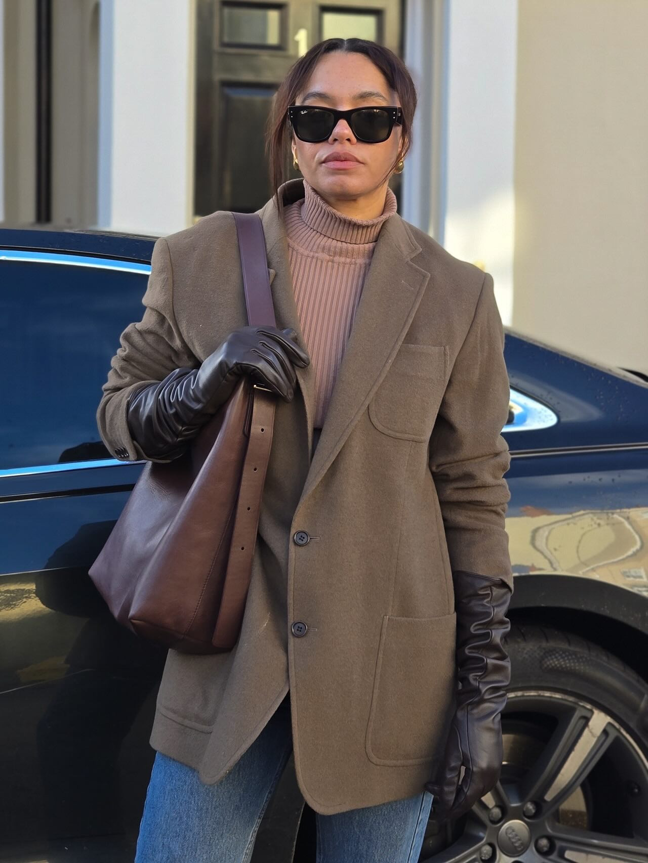 Adds long leather gloves to every outfit🧤

Outfit details:
Blazer thrifted 
Jeans vintage @levis 
Loafers vintage @gucci 
Gloves @marksandspencer
Bag @madewell
Sunglasses @rayban
Earrings @sezane