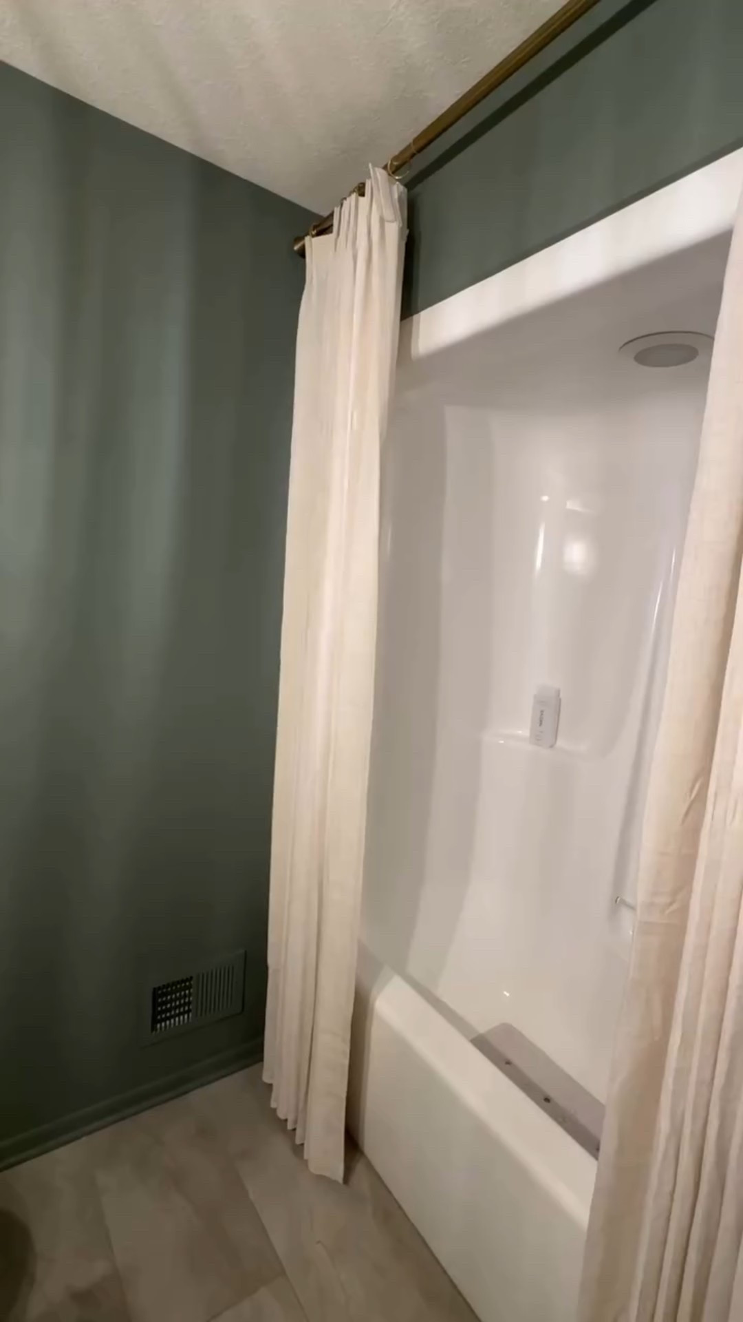 I absolutely love a good DIY 🤍 but just because you do it yourself doesn’t mean it’s *cheap*.

Everyone’s definition of “expensive” is different, so here’s a very real, transparent breakdown of what it actually cost to refresh this space ⬇️

• Shower curtain → drapes + rod: $85
• Paint: $46
• New mirror: $65
• New light fixture: $75
• Rub ‘n Buff wax: $14
• New knobs: $20 (not pictured)
• New towel hooks: $20 (not pictured)
• Art (still shopping, but budgeted): $75

👉 Total: $400

I already had rollers, brushes, and sandpaper from previous projects—but let’s be real… time is a cost too, and that counts. This happened during weather downtime, so the timing worked out perfectly.

DIY isn’t always about saving the most money. Sometimes it’s about spreading costs out, choosing where to invest, and creating a space that feels like you. And honestly? That part is priceless ✨

#BathroomDIY
#BathroomRefresh
#BathroomMakeover
#DIYBathroom
#BathroomUpdate