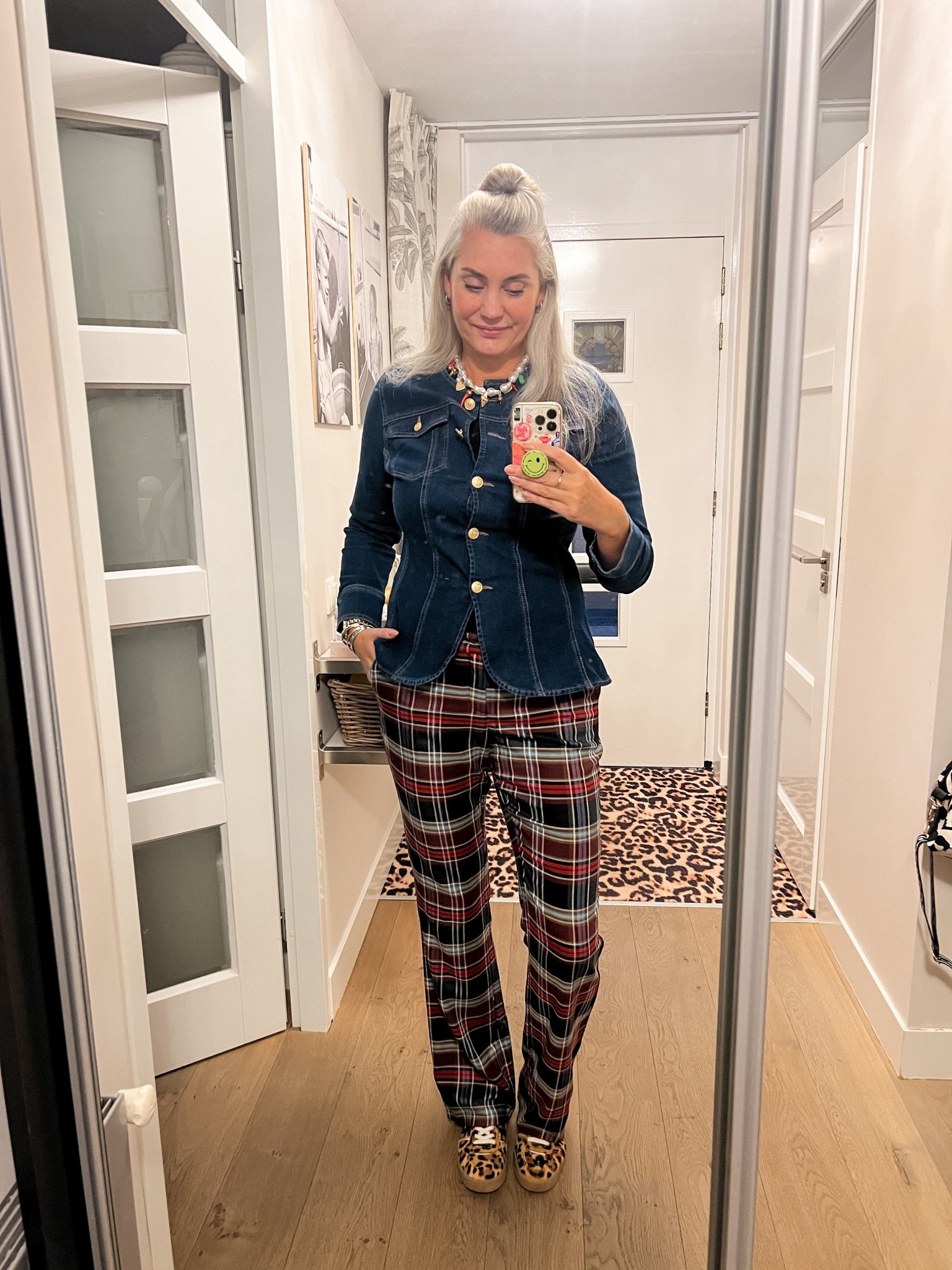 OOTD - Maandag. Geruite broek van Tessa Koops (maat 42), denim jasje (mt 44 https://ms-mode-nl.mtpc.se/5717880), Leopard sneakers en een bedel ketting met parels. 



#LTKnederlands #LTKworkwear #LTKeurope